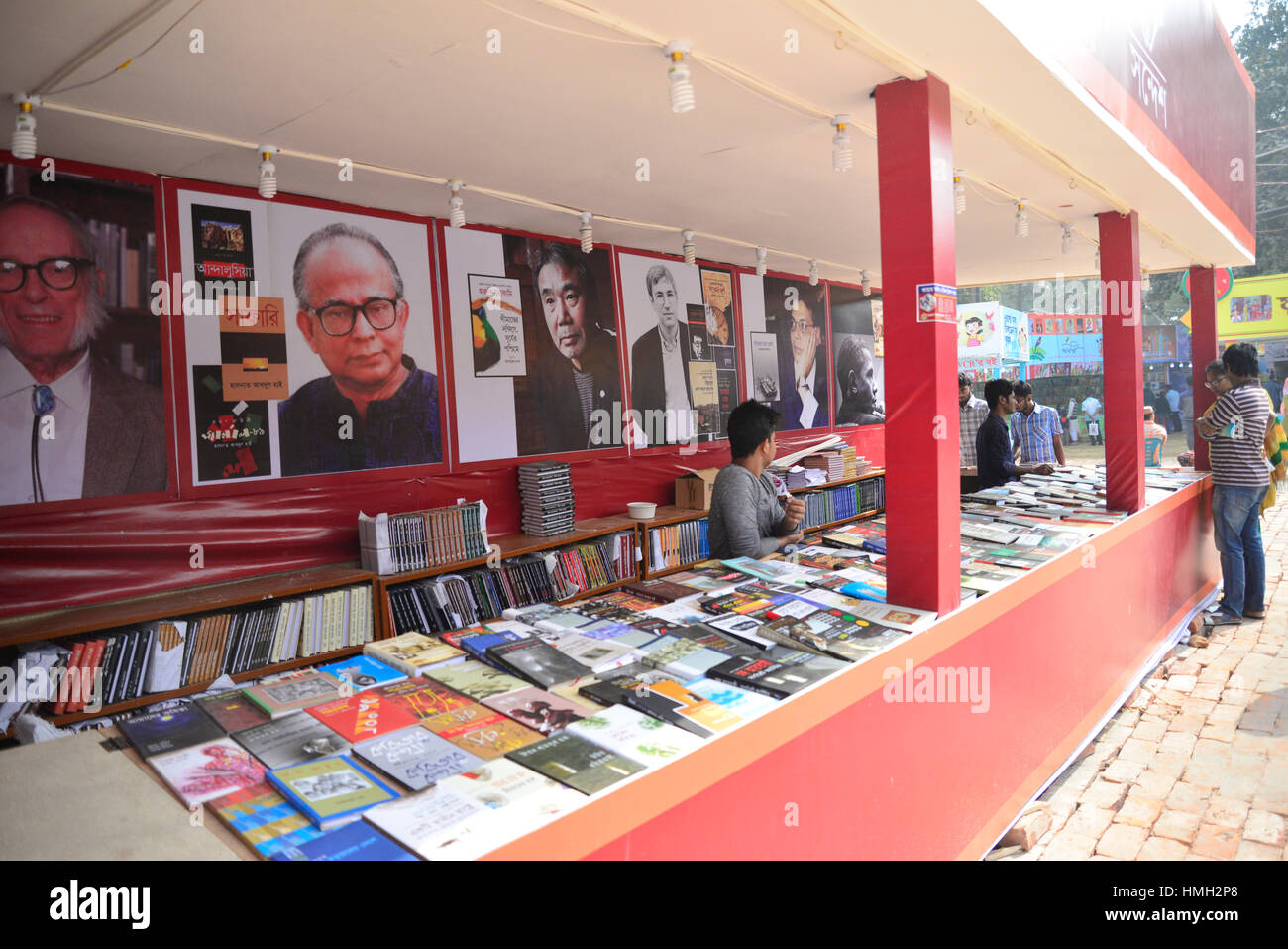 Dhaka, Bangladesh. 03rd Feb, 2017. Bangladeshi shoppers brows books at