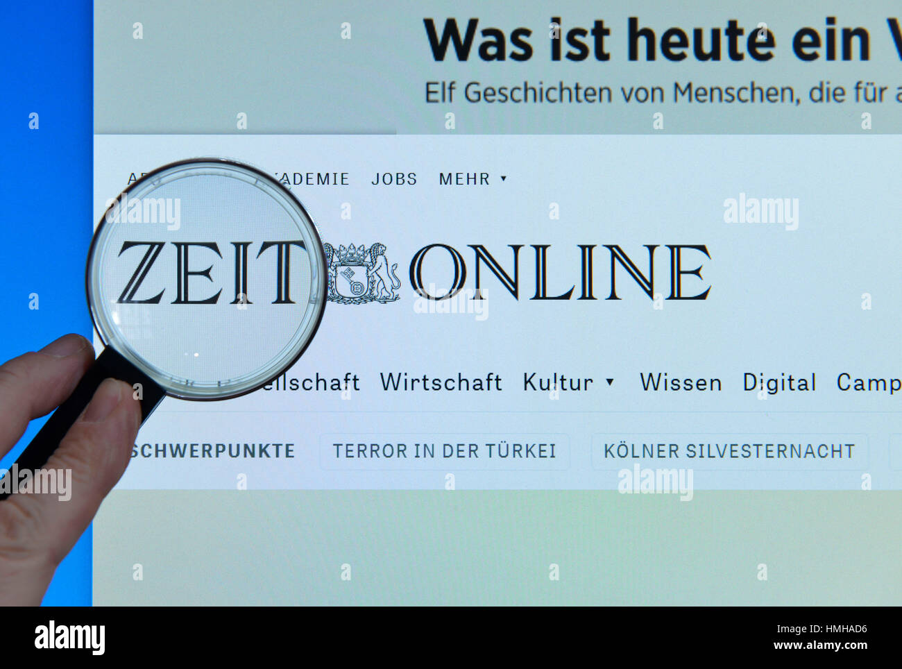The time, website, Internet, screen, magnifying glass, hand, Die Zeit, Website, Bildschirm, Lupe, Hand Stock Photo