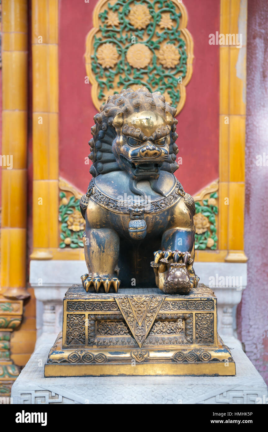 Bronze lion statue at the Forbidden City, Beijing Stock Photo