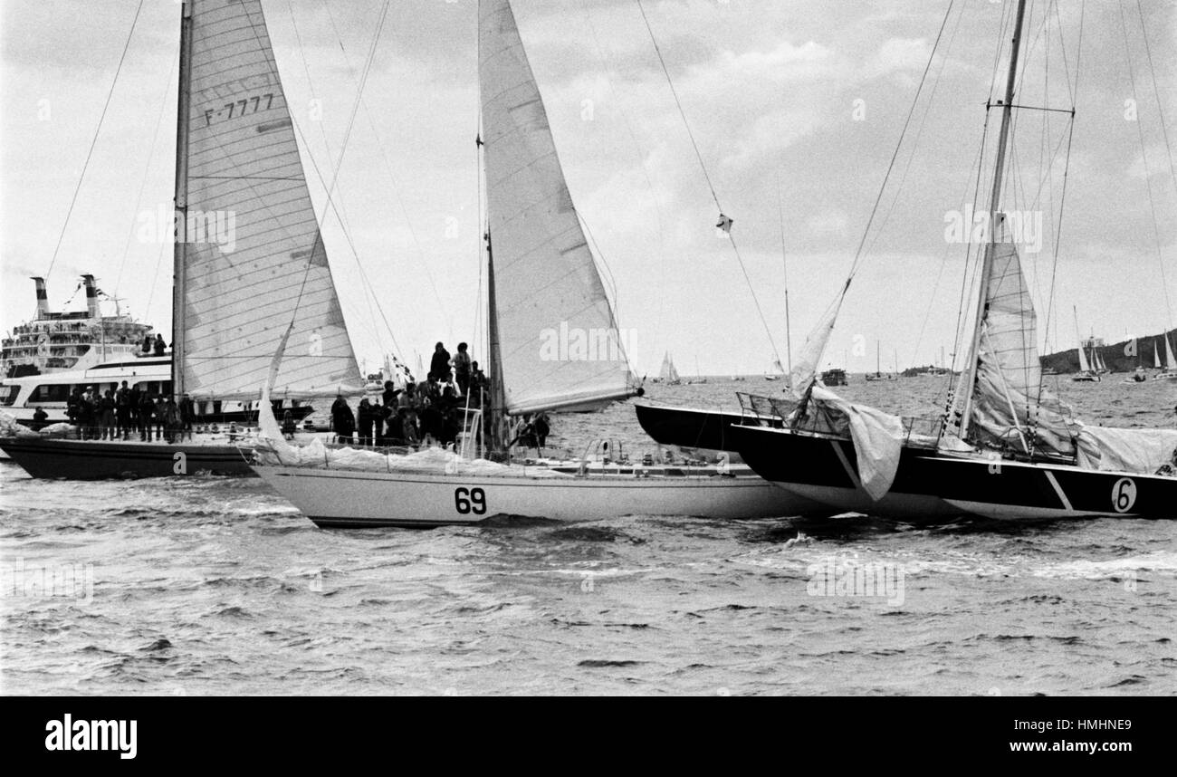 AJAXNETPHOTO. 7TH JUNE, 1980. PLYMOUTH, ENGLAND. - OSTAR 1980 - KRITER VII SKIPPERED BY TOM GROSSMAN (USA) IN COLLISION WITH GARUDA, SKIPPERED BY VICTOR SAGI (ESP)  JUST BEFORE THE START. PHOTO:TONY CARNEY/AJAX  REF:800706 19A Stock Photo