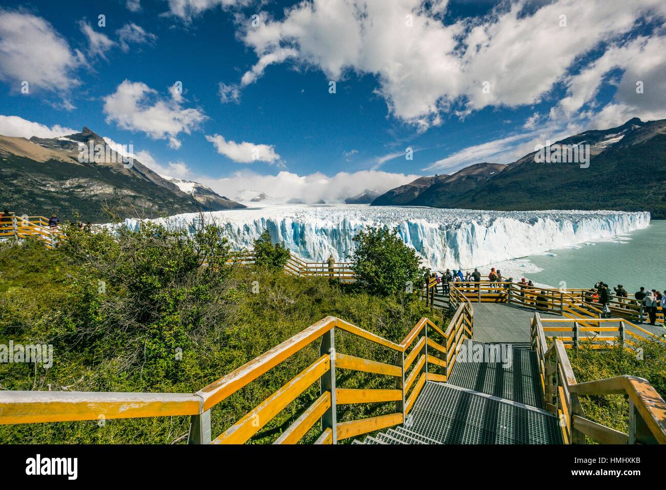 Argentina, Patagonia, Santa Cruz province, Los Glaciares National Park, Perito Moreno Glacier. Tourists on boardwalks Stock Photo