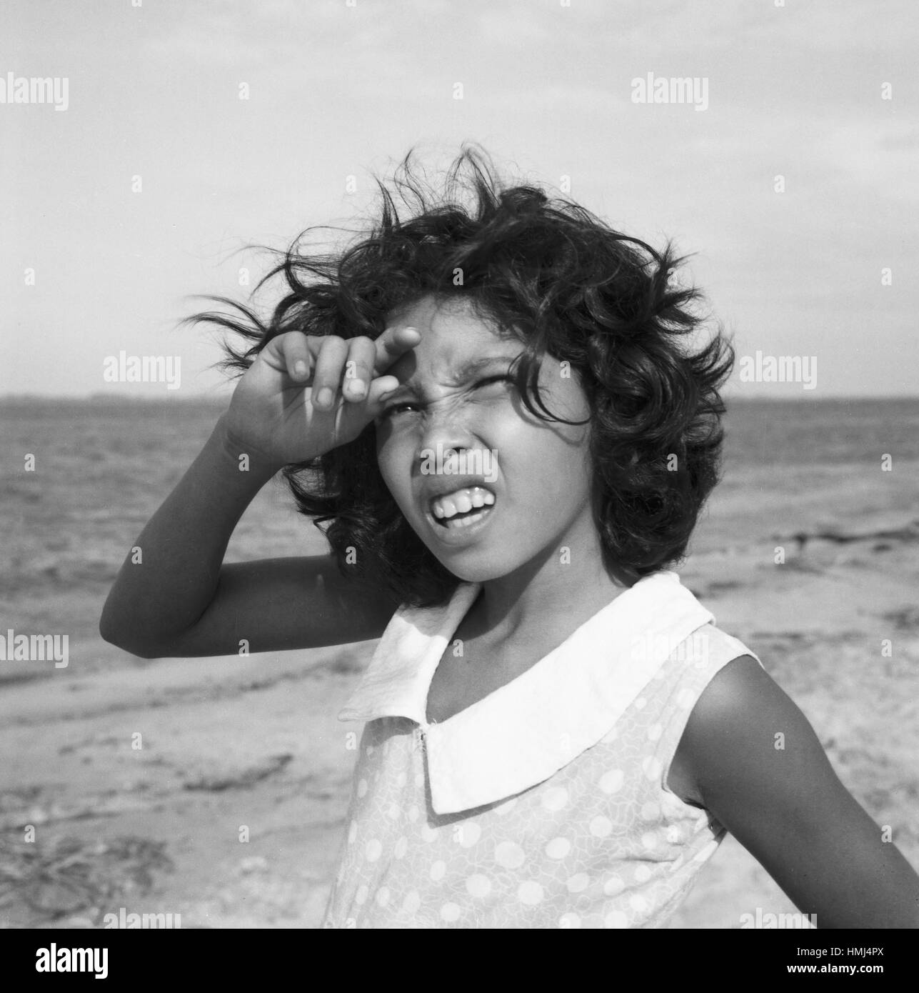 Mädchen am Ufer des Amazonas blickt in Richtung Sonne, Brasilien 1966 ...