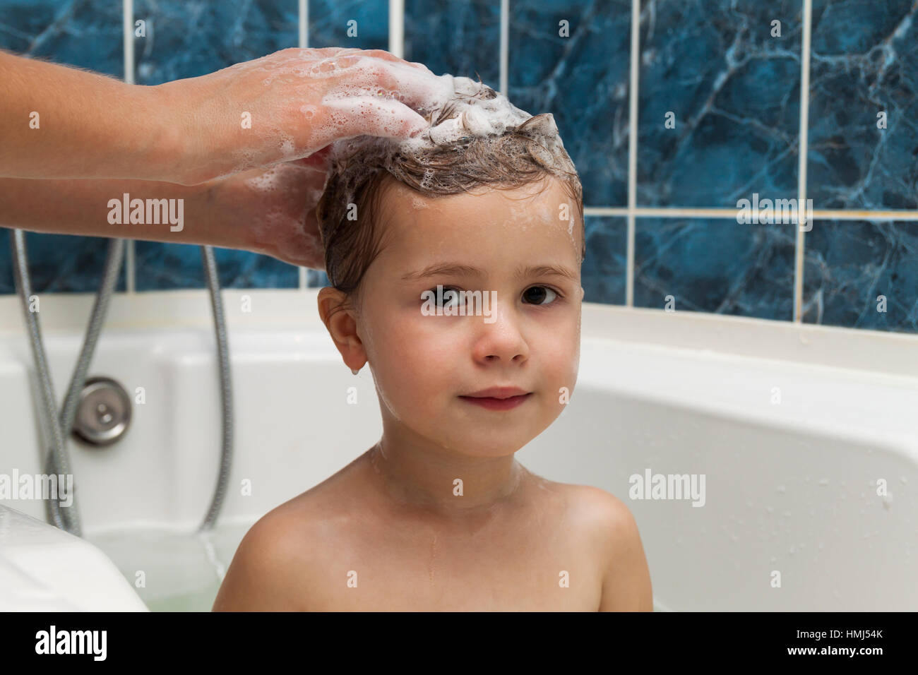 Моет сына в душе. Девочки в ванной мытье головы. Мальчик моется с девочкой. Ребенок моет волосы. Мальчик моет голову.