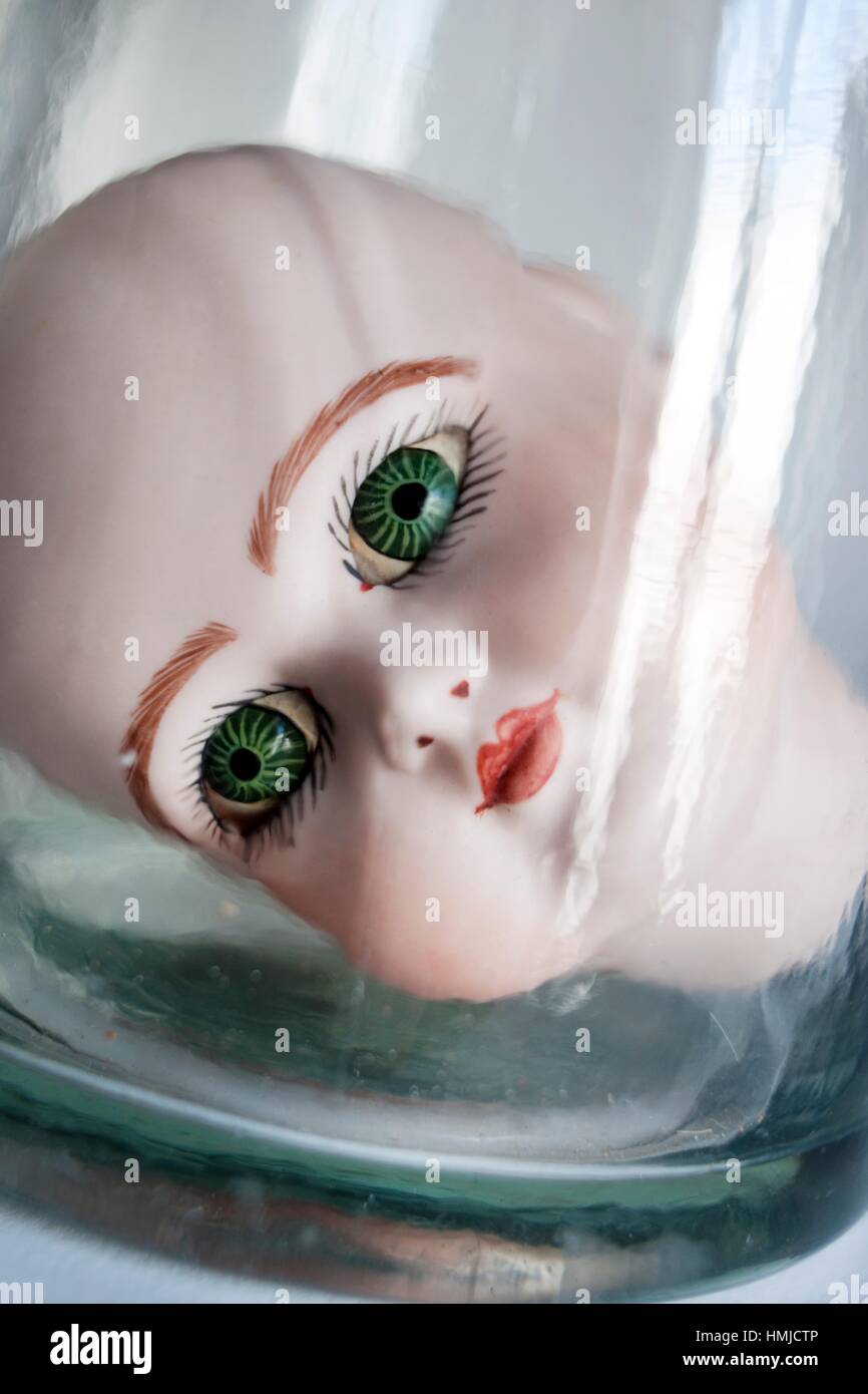 Primer plano de una cabeza de mu eca de porcelana con ojos verdes