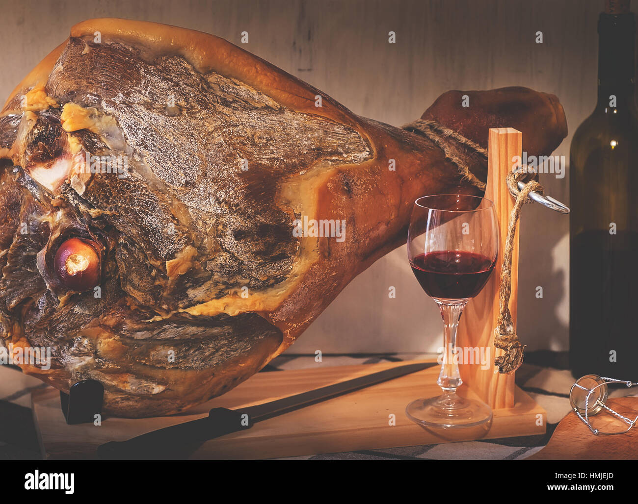 Jamon serrano español, tabla jamonera Cuchillo Jamonero, con vidrio y una  botella de vino. Foto de alimentos concepto Fotografía de stock - Alamy