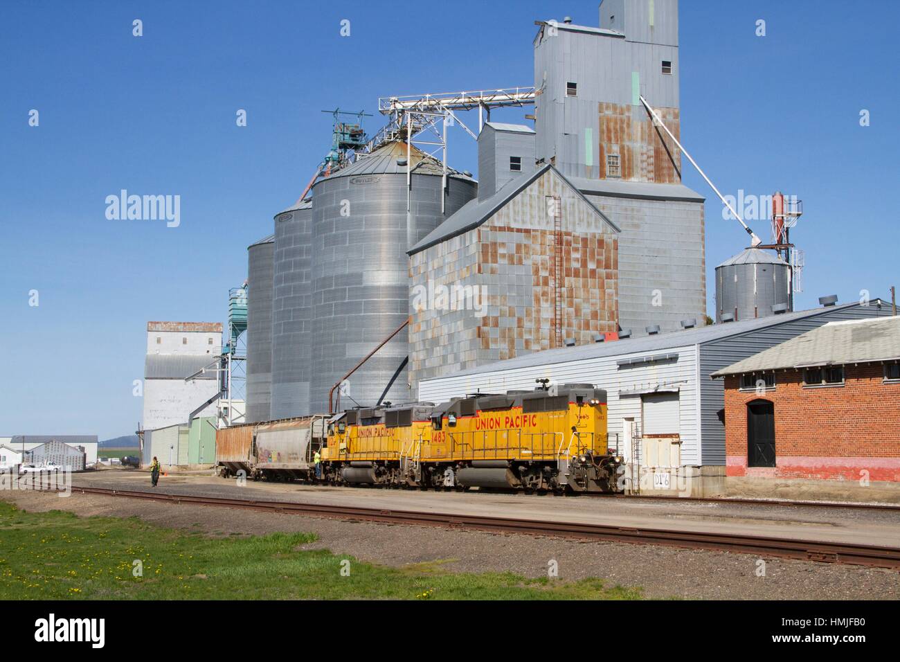 A Union Pacific train delivering empty grain cars to the Fairfield, Washington, USA farmer co-op. Stock Photo