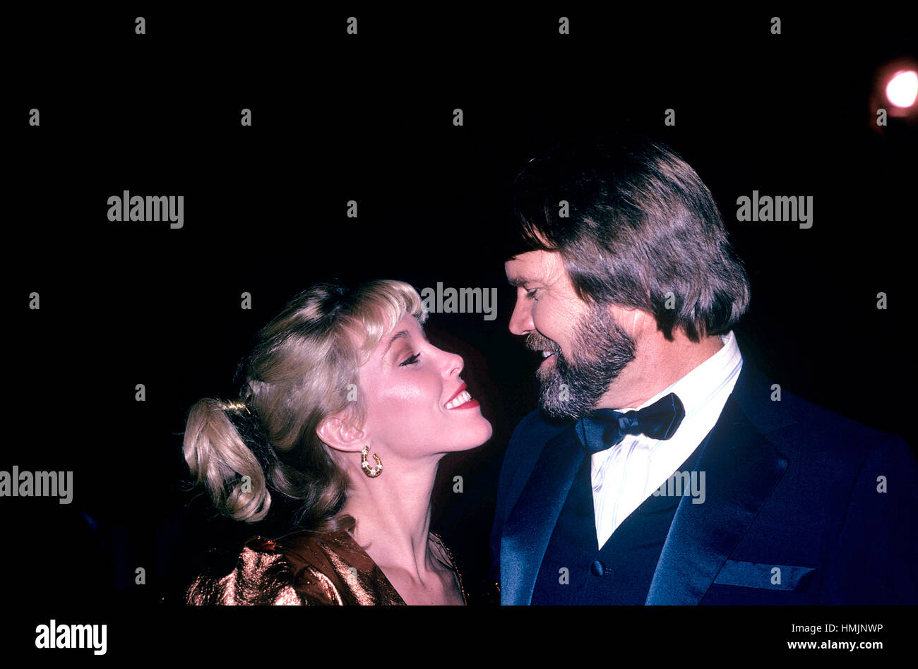 Glen Campbell Kim Woolen Pictured In 1981 Stock Photo Alamy