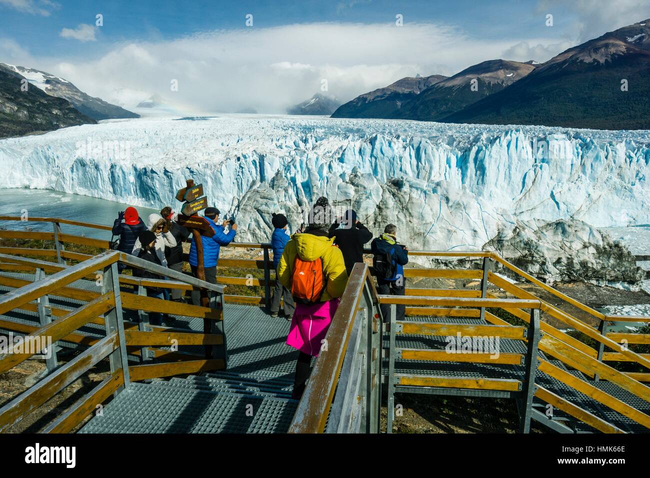 Argentina, Patagonia, Santa Cruz province, Los Glaciares National Park, Perito Moreno Glacier. Tourists on boardwalks Stock Photo