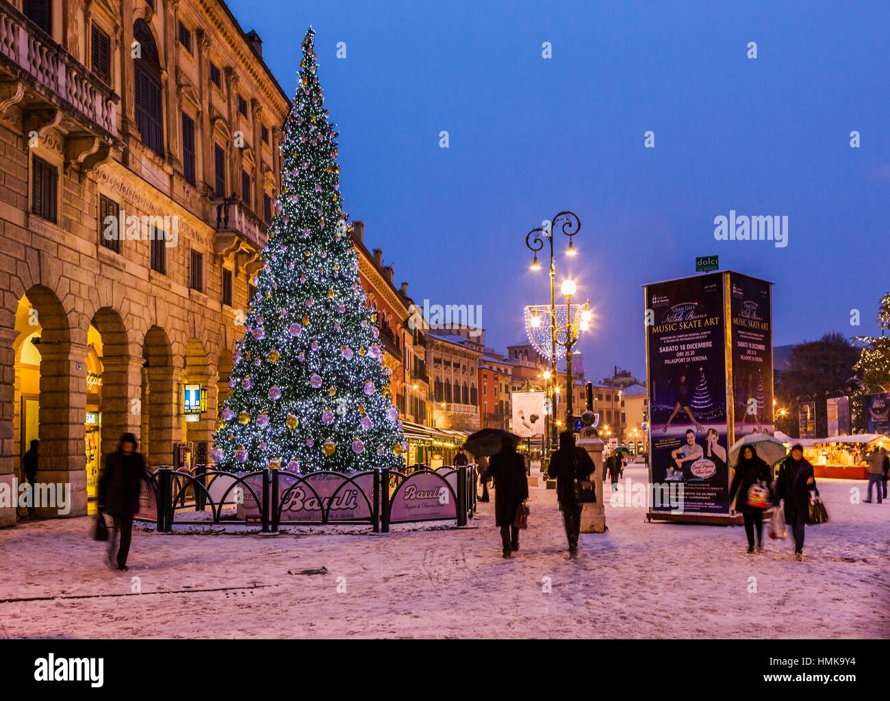 Italy, Veneto, Verona. Piazza Bra (Bra Square), Christmas tree during a  snowstorm Stock Photo - Alamy