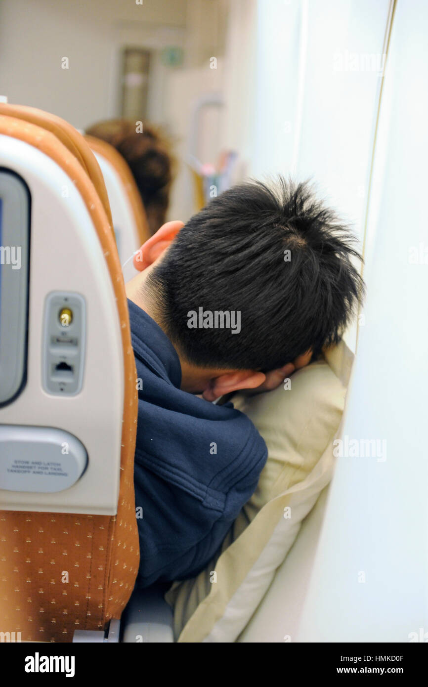 back head man sitting in economy-class cabin Singapore Airlines SIA Airbus A380-800 enroute SIN-LHR flight-number SQ322 Stock Photo