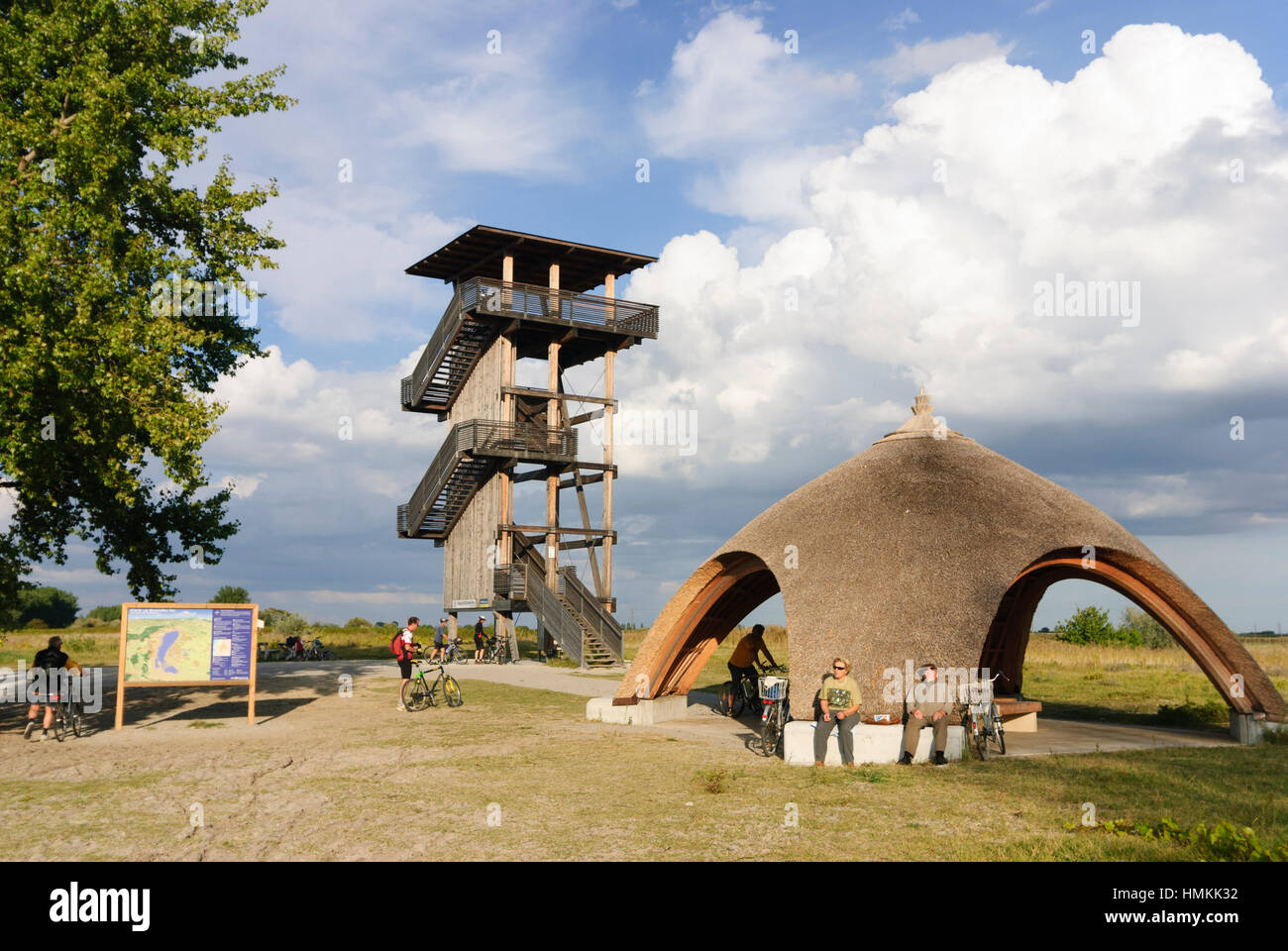Illmitz: Lookout tower and thatched weather protection lodge - National Park Neusiedler See - Seewinkel, Neusiedler See (Lake Neusiedl), Burgenland, A Stock Photo