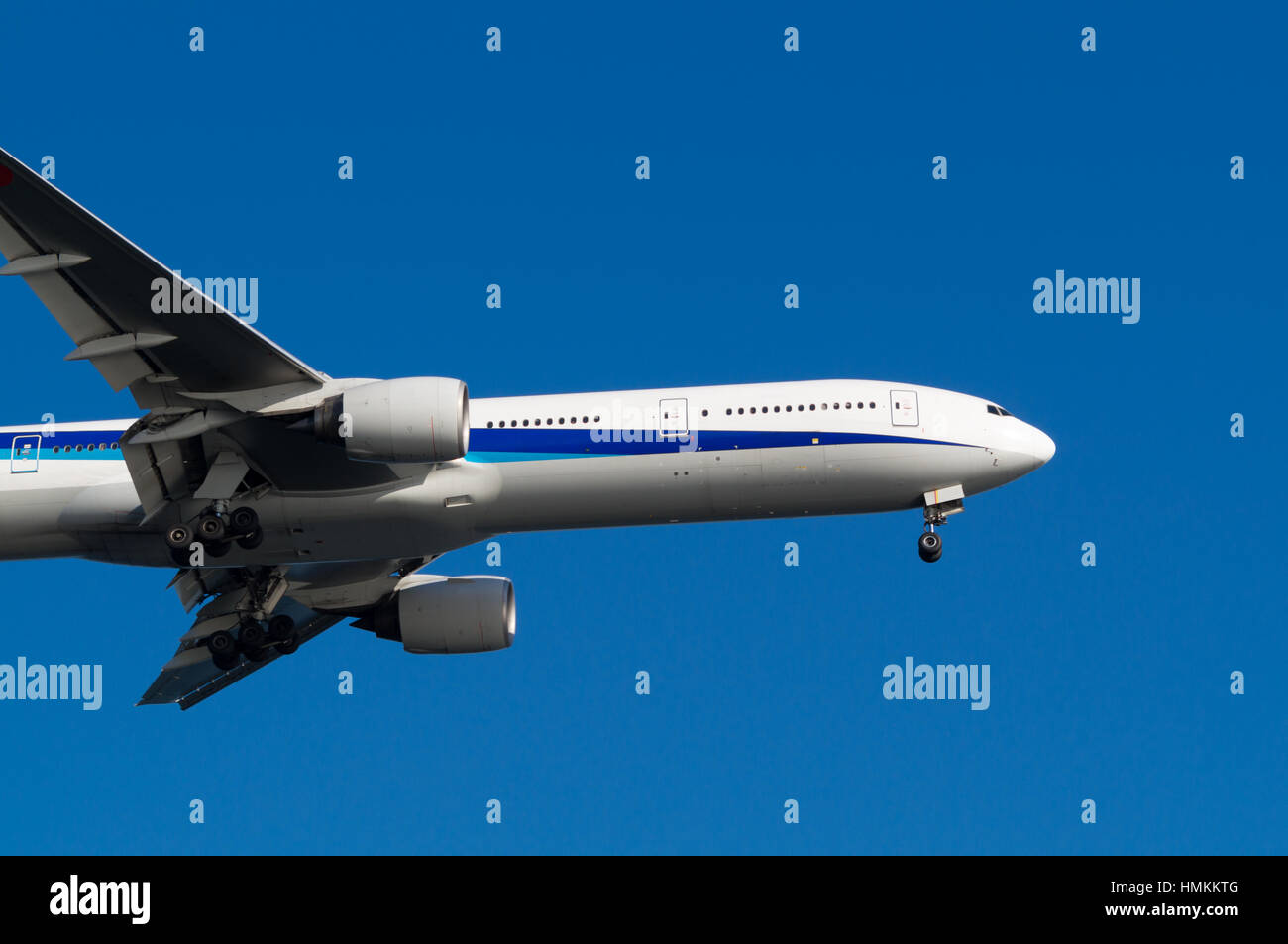 Boeing 777 300 jal hi-res stock photography and images - Alamy