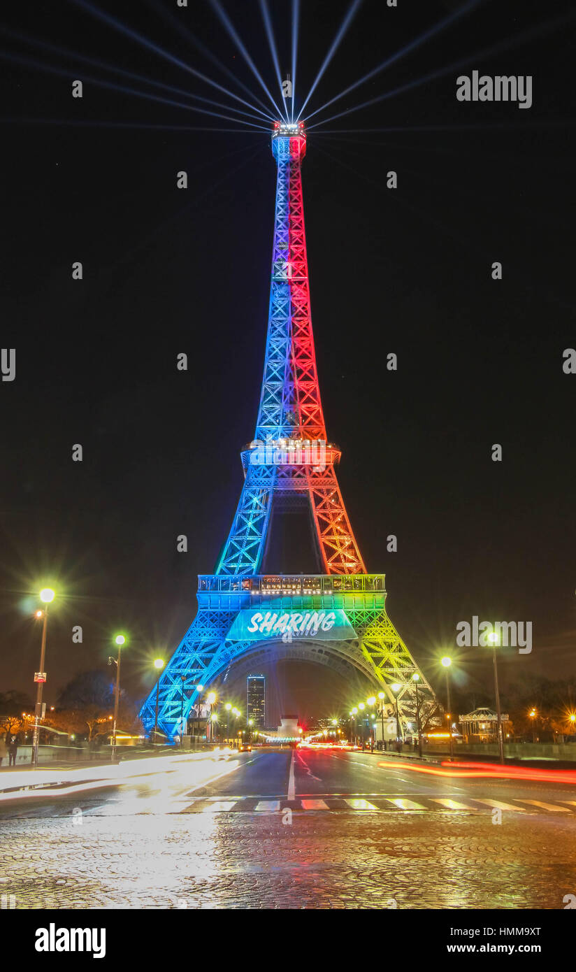 Drapeau Olympique De Paris 2024 Agitant Avec Ciel Flou De Paris La Nuit  Photographie éditorial - Image du européen, marianne: 266998497