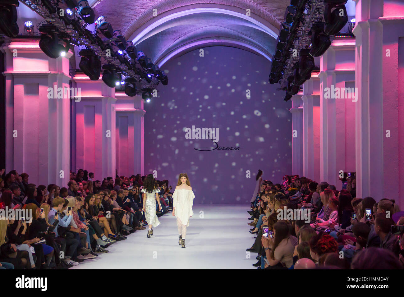 Female runway models hi-res stock photography and images - Alamy