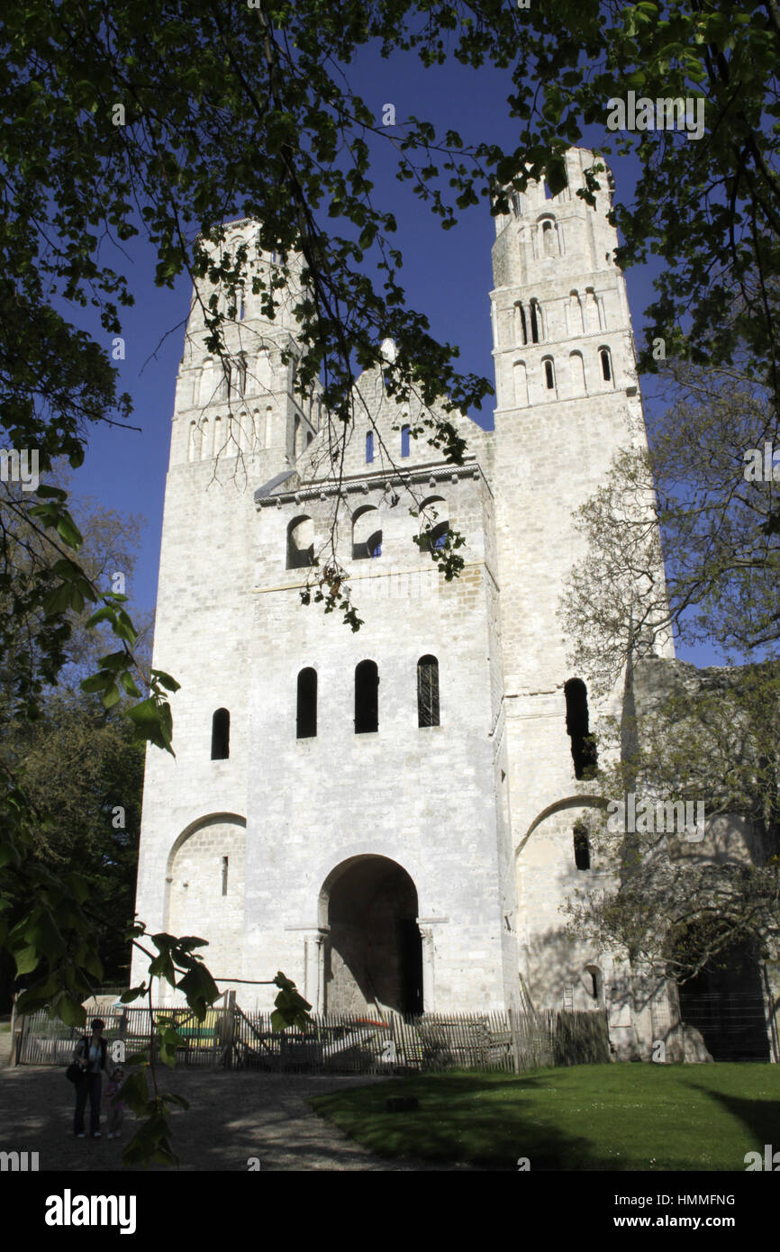 Façade occidentale avec son Westwerk. Eglise abbatiale Notre-Dame. Jumièges. France. Stock Photo