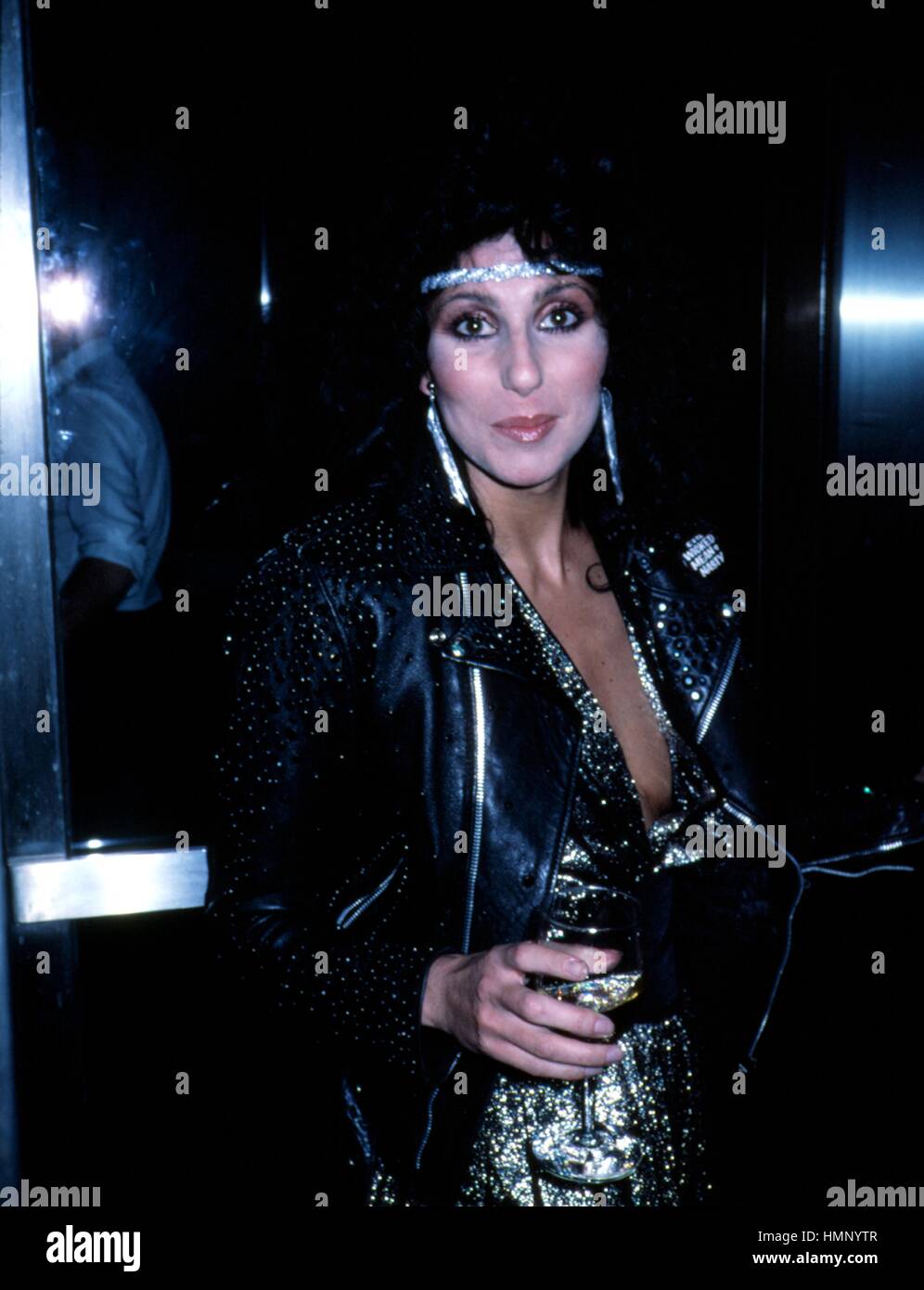 CHER JANUARY 1982 HALSTON'S APARTMENT NEW YORK CITY CREDIT ALL USES Stock Photo