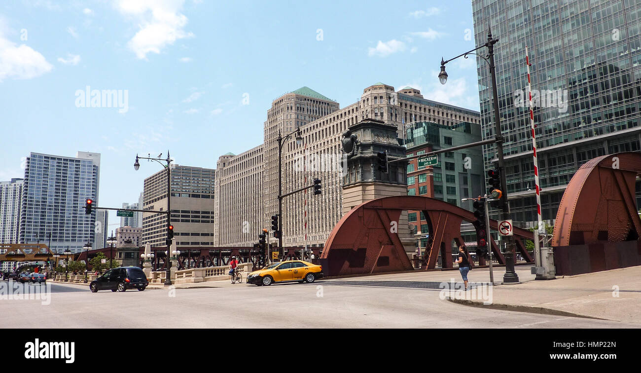 Street scene with iconic Art Deco Merchandise Mart building view from ...