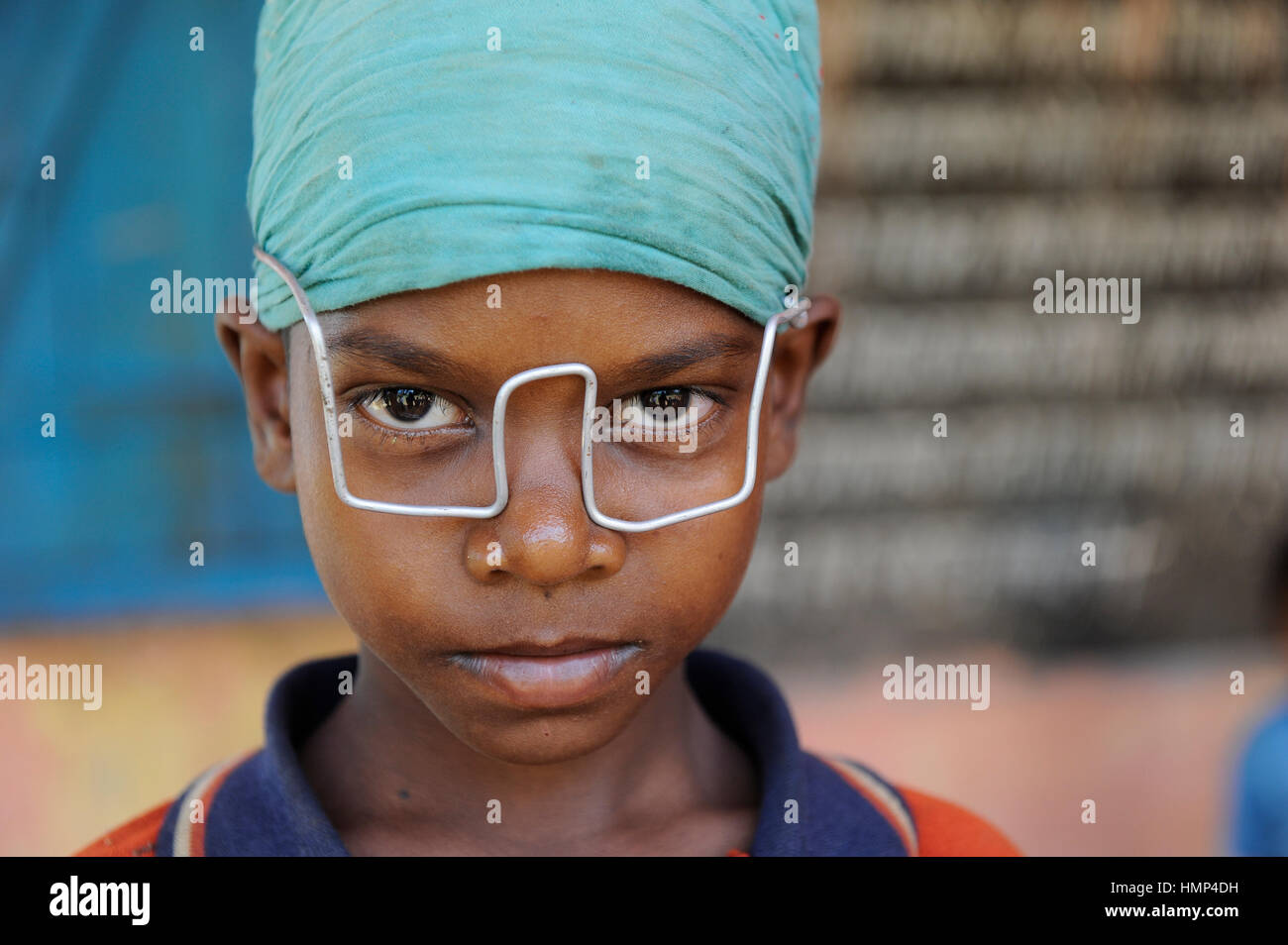INDIA, state Jharkhand , Chaibasa , village Ulijari , Adivasi boy with toy  glasses selfmade from wire / INDIEN, Adivasi Junge mit selbstgebastelter  Brille aus Draht Stock Photo - Alamy