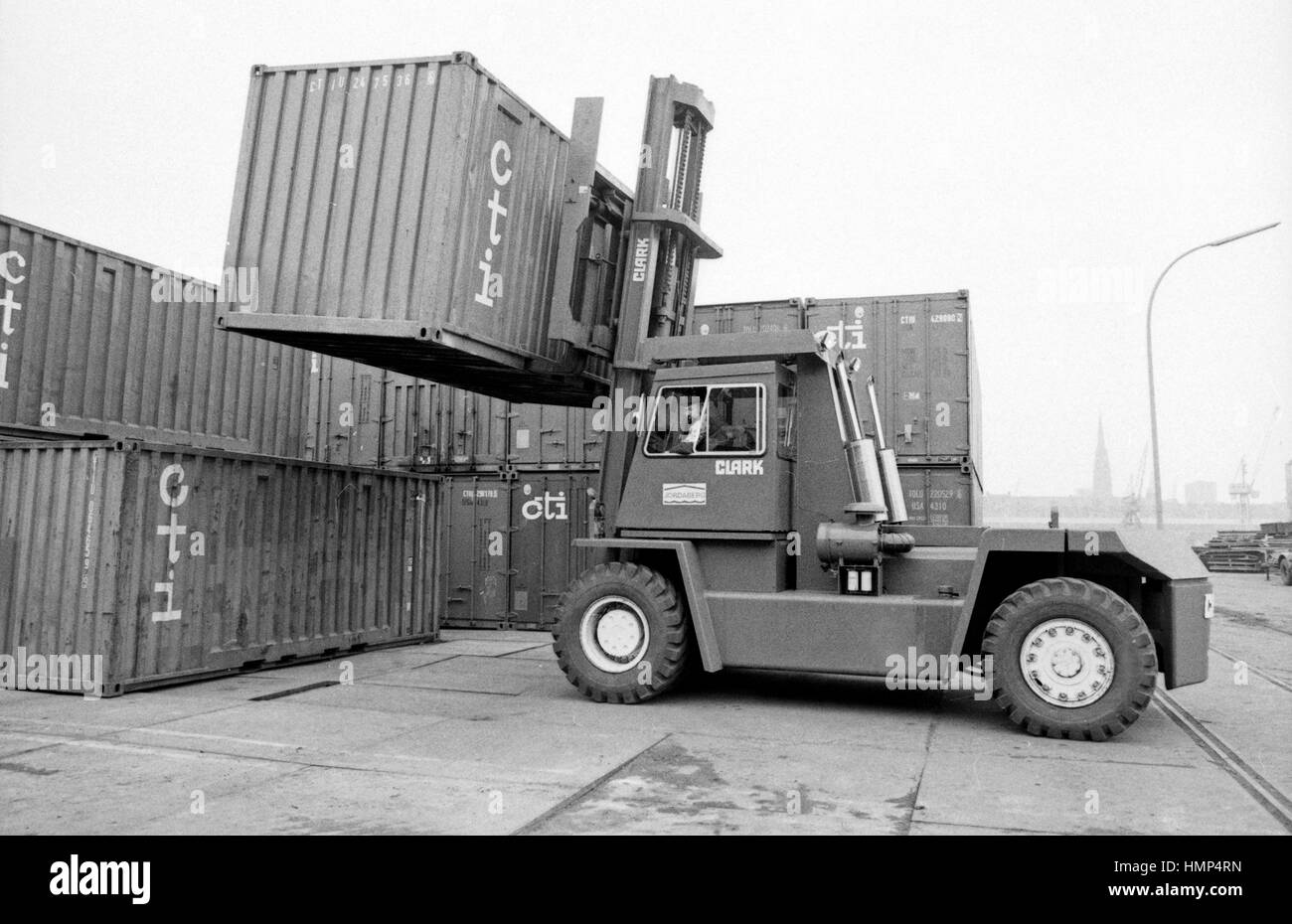 Umschlag von Containern im Containerhafen Hamburg, Deutschland 1970er ...