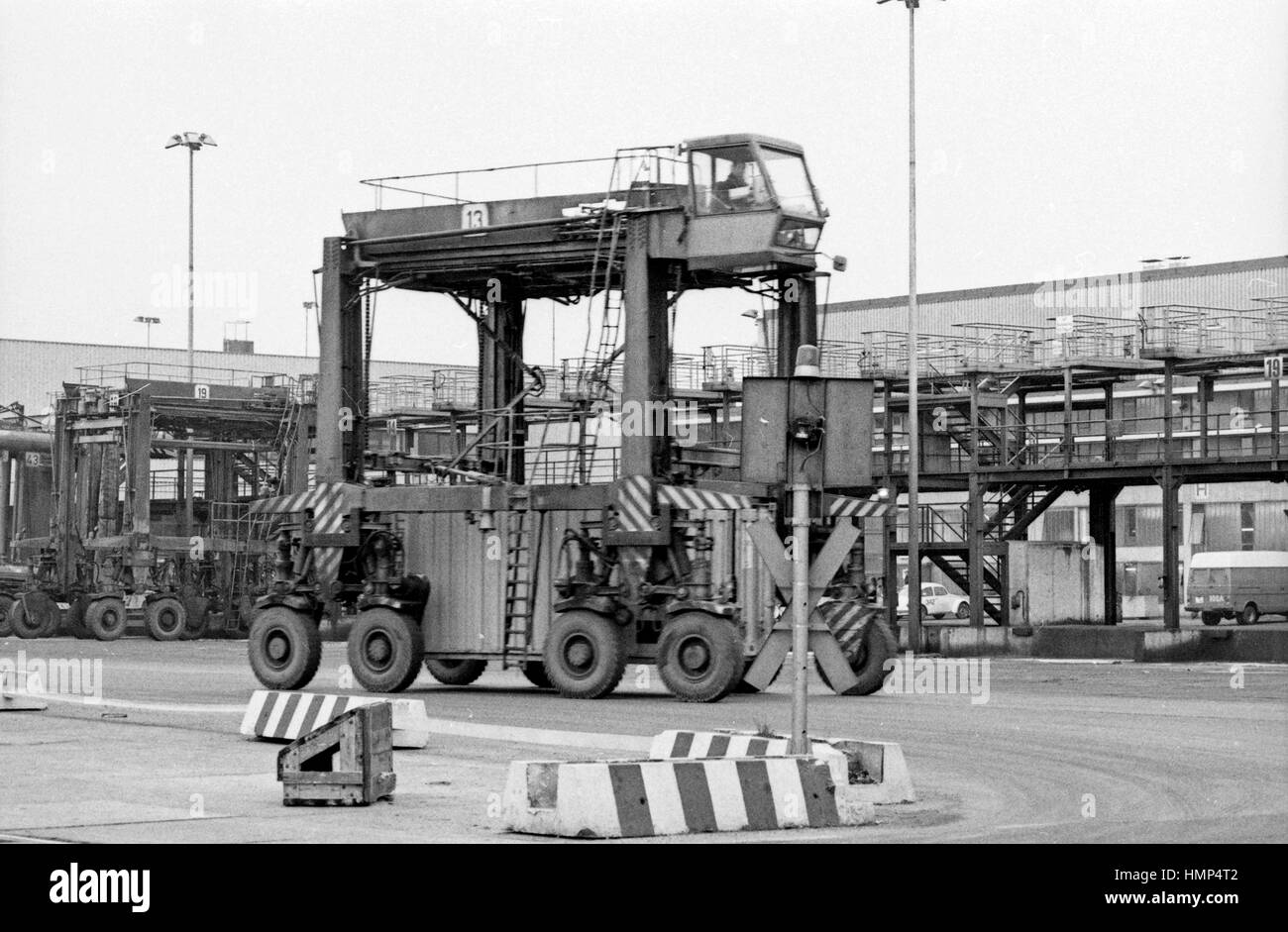 Umschlag von Containern im Containerhafen Hamburg, Deutschland 1970er ...