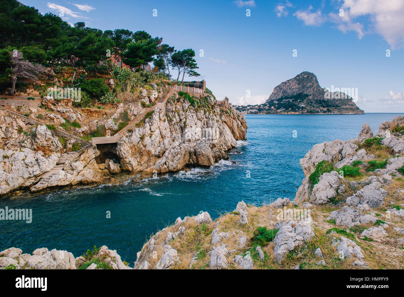 Between 2 Rocks Golf Course Gulf between rocks Stock Photo - Alamy