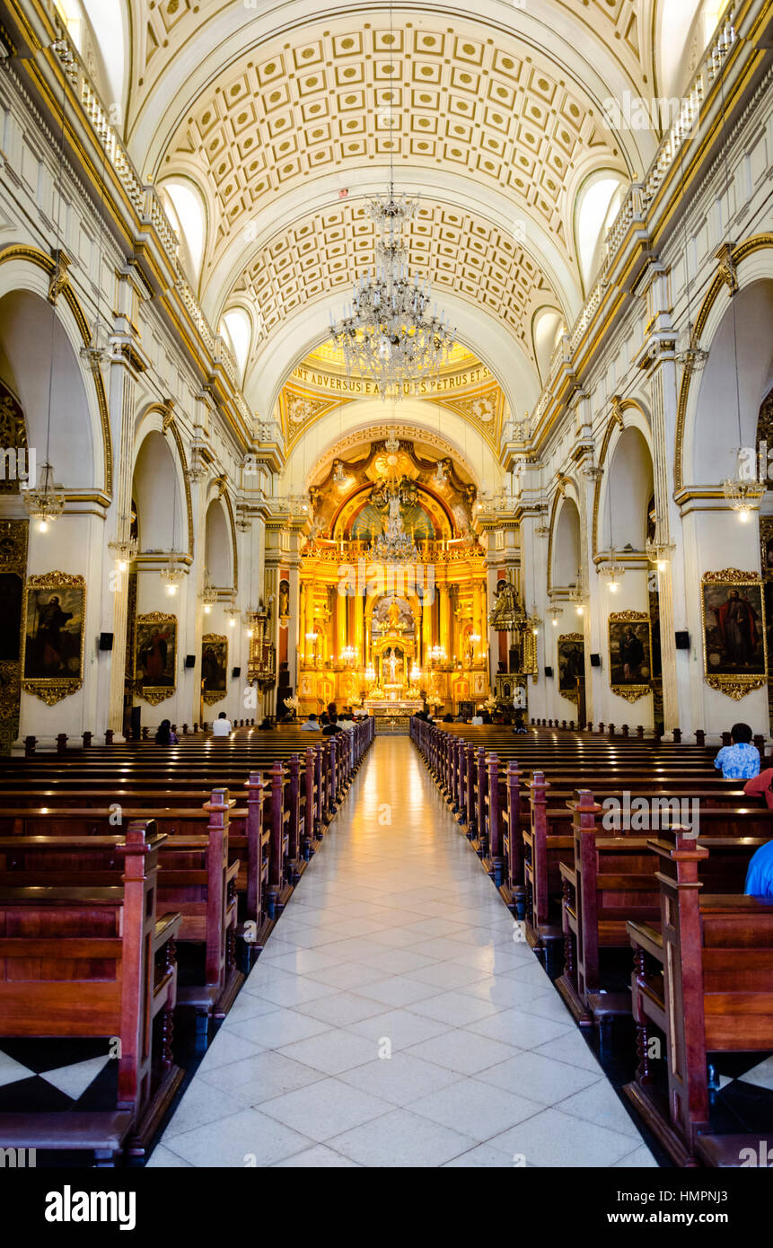 Nave principal (interior) de la Iglesia de San Pedro, de la orden Jesuita, c. siglo XVI. Lima, Peru. Stock Photo