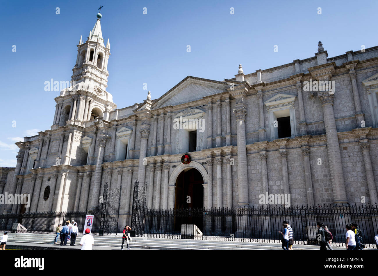 Catedral basílica de Santa María (Arequipa, Peru), de sillar (ignimbrita), estilo neorrenacentista con influencia gótica. Siglo XVII. Stock Photo