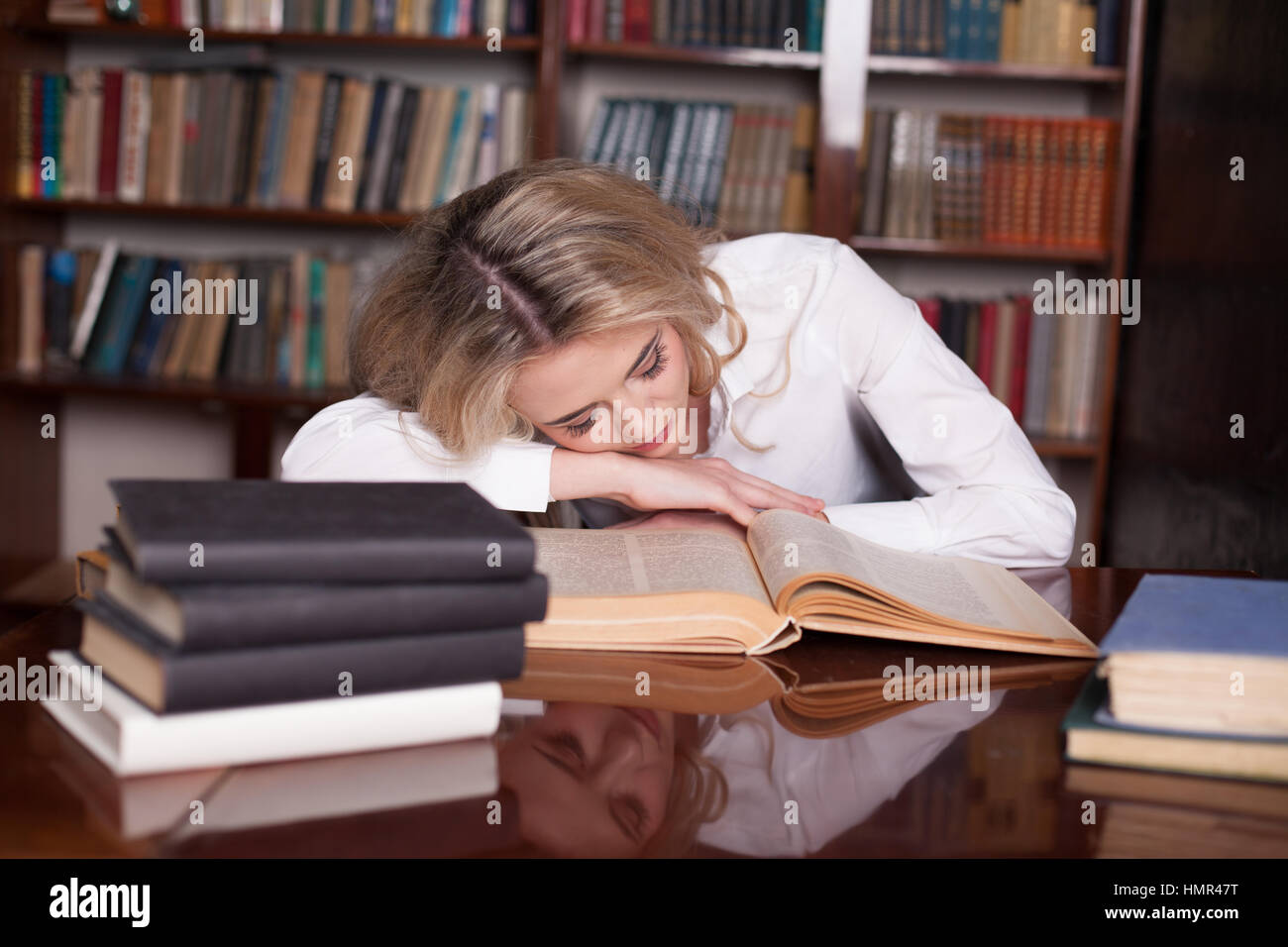 Читать книгу и спать. Уснувший над книгой. Девушка уснула над книгой. Девушка с книгами уставшая.