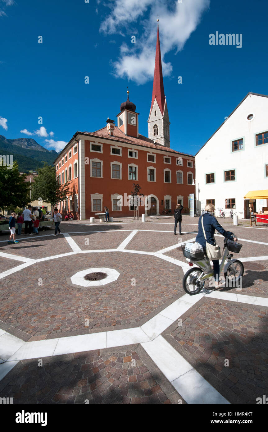 Silandro (Schlanders), square with city hall and the steeple of Maria Himmelfahrt Parish Church, Val Venosta (Vinschgau), Trentino Alto Adige, Italy Stock Photo