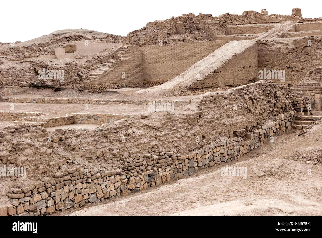 Fortaleza de Pachacamac (siglos IX al XIV d.C). donde se encuentra el Oráculo de Pachacamac, culto ancestral vinculado a los sismos. Stock Photo