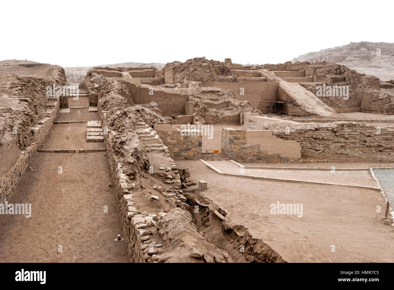 Fortaleza de Pachacamac (siglos IX al XIV d.C). donde se encuentra el Oráculo de Pachacamac, culto ancestral vinculado a los sismos. Stock Photo