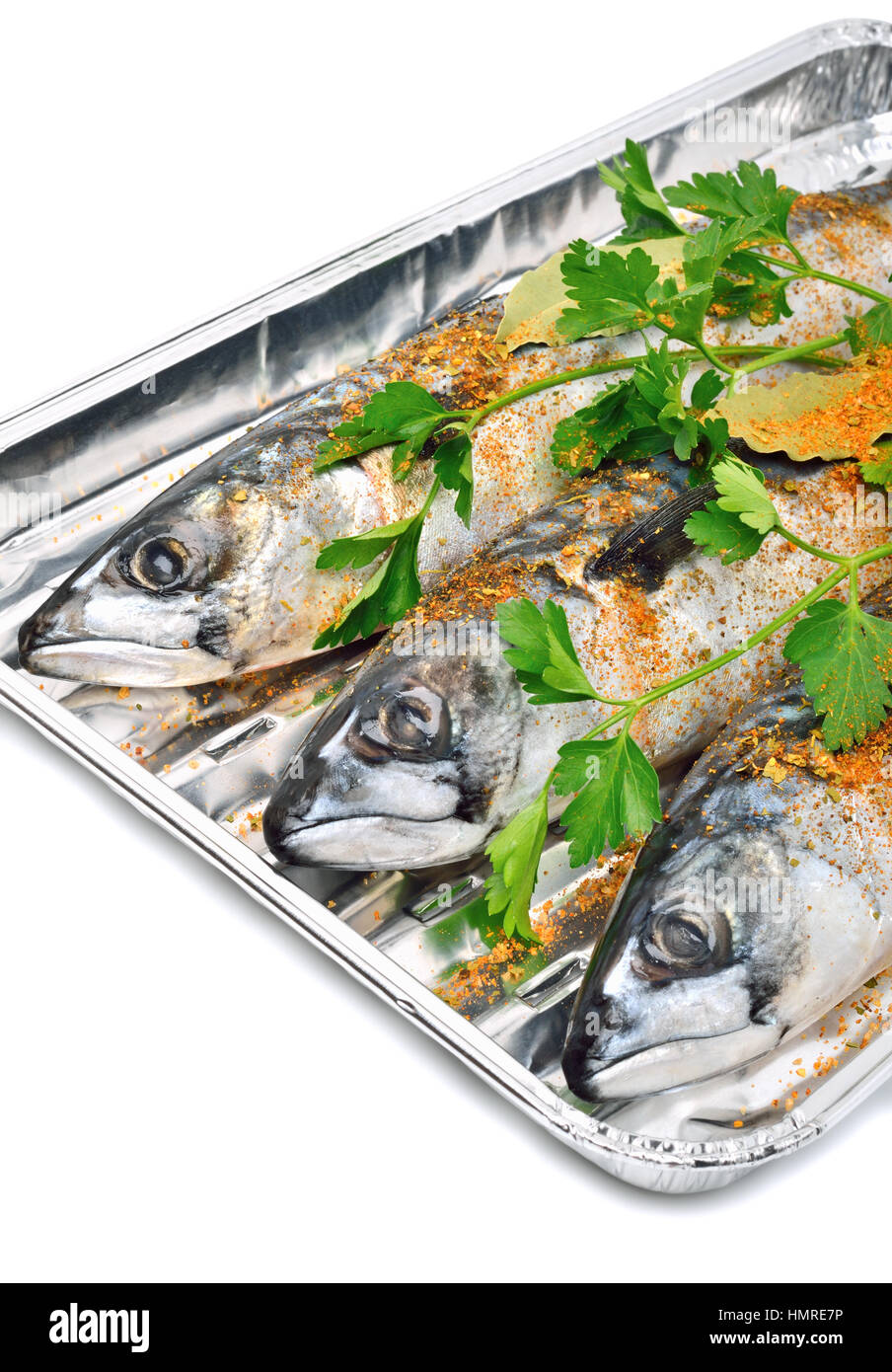 https://c8.alamy.com/comp/HMRE7P/fresh-mackerel-fish-with-parsley-on-the-aluminium-foil-tray-isolated-HMRE7P.jpg