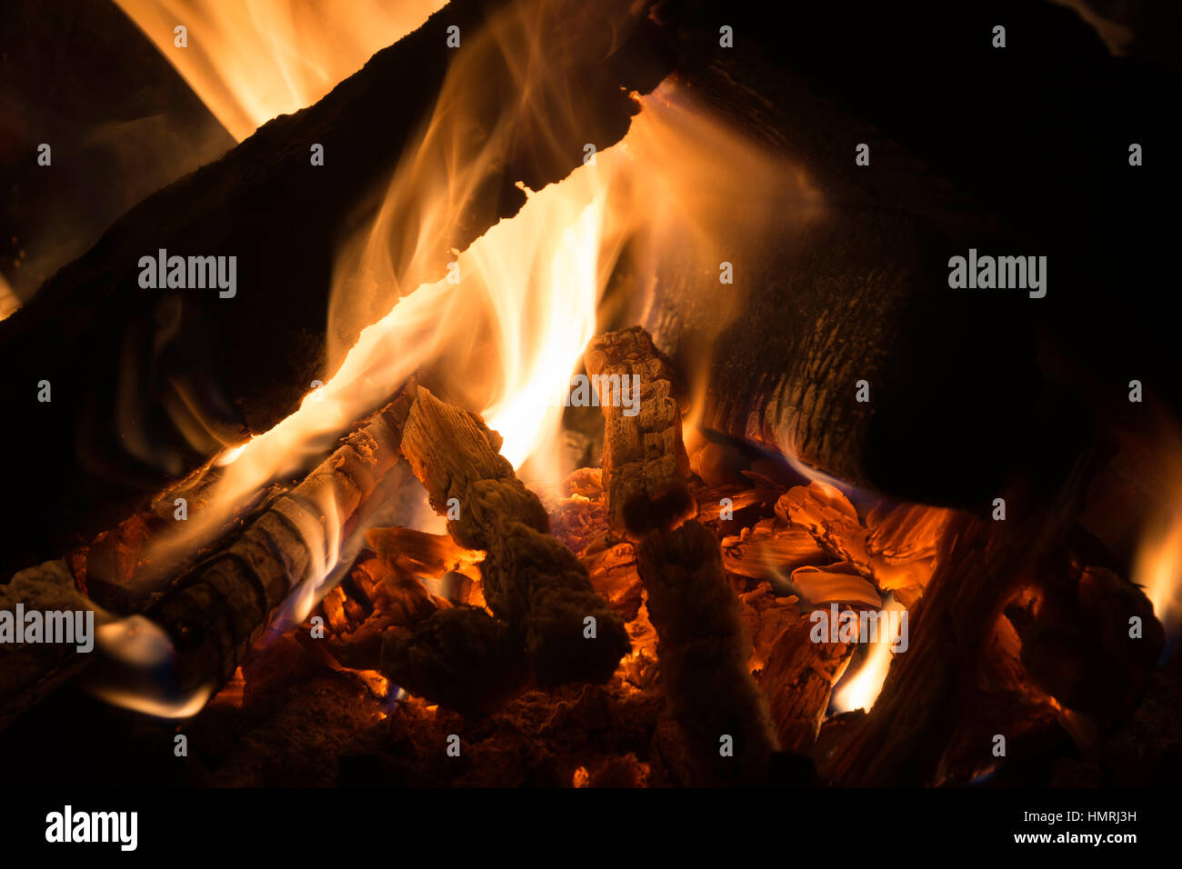 Closeup of flames and embers glowing in a cozy campfire at night Stock ...