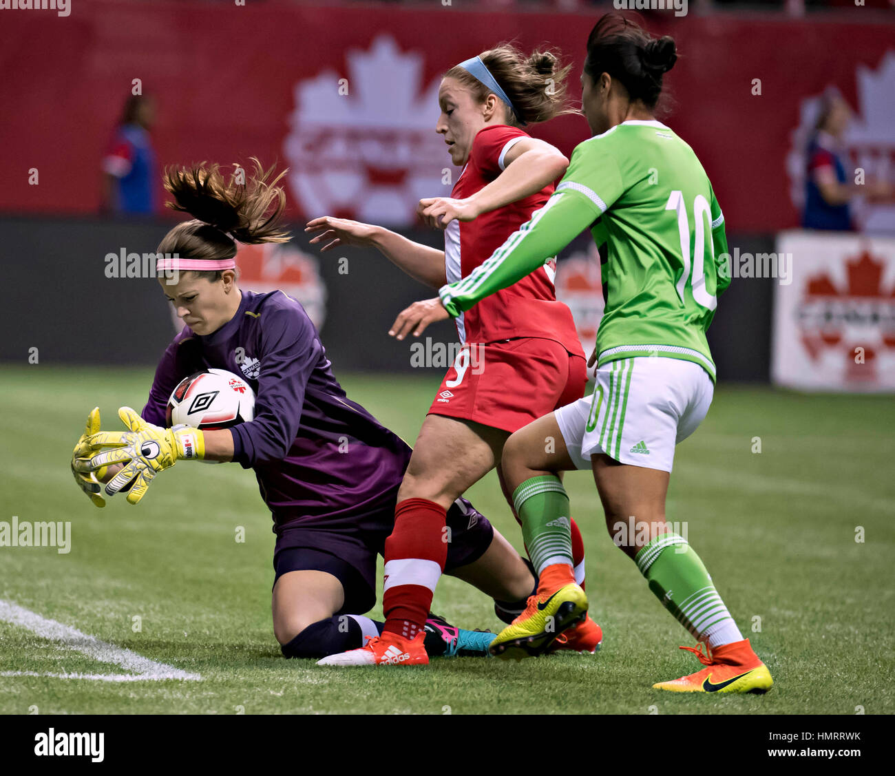 Vancouver, Canada. 4th Feb, 2017. Mexico's Stephany Mayor (R) vies with Canada's goalkeeper Stephanie Labbe(L) during a friendly match in Vancouver, Canada, Feb. 4, 2017. Credit: Andrew Soong/Xinhua/Alamy Live News Stock Photo