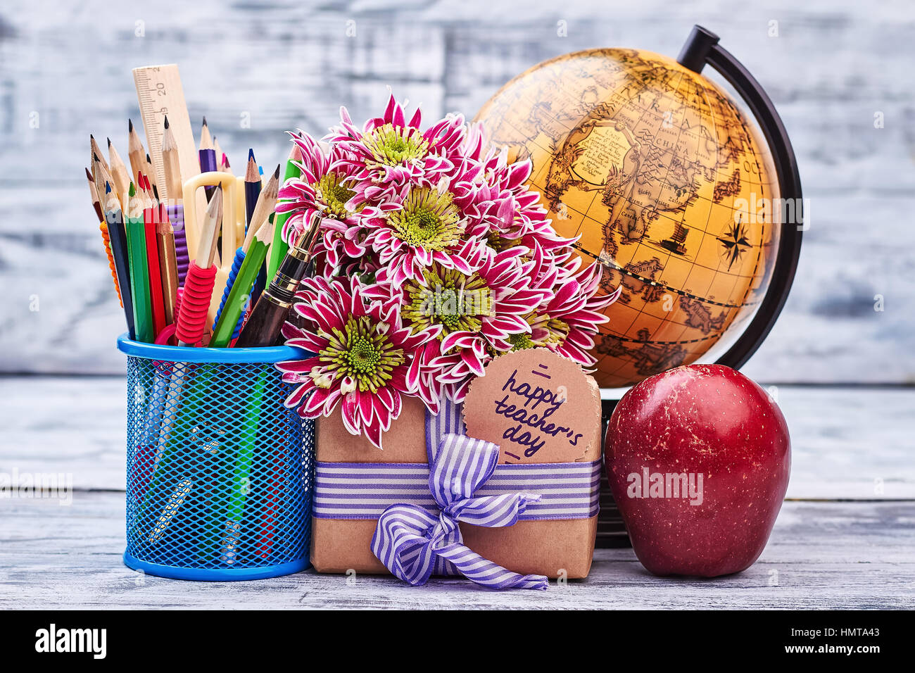 День учителя интересное. С днём учителя цветы. Цветы учителю. Букет с глобусом и карандашами. Подарок учительнице.