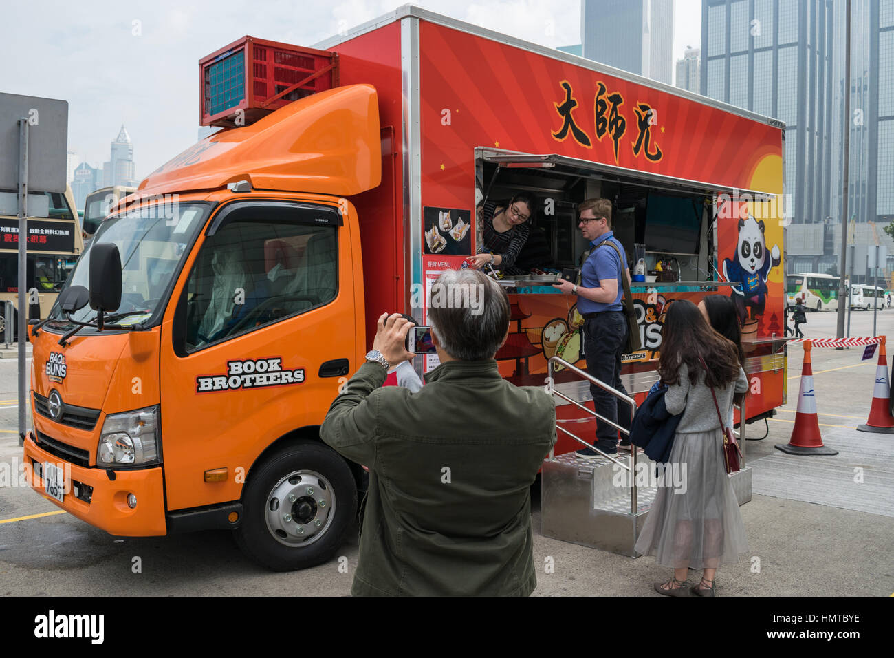 Tourist ordering food at a food truck in Hong Kong Stock Photo Alamy