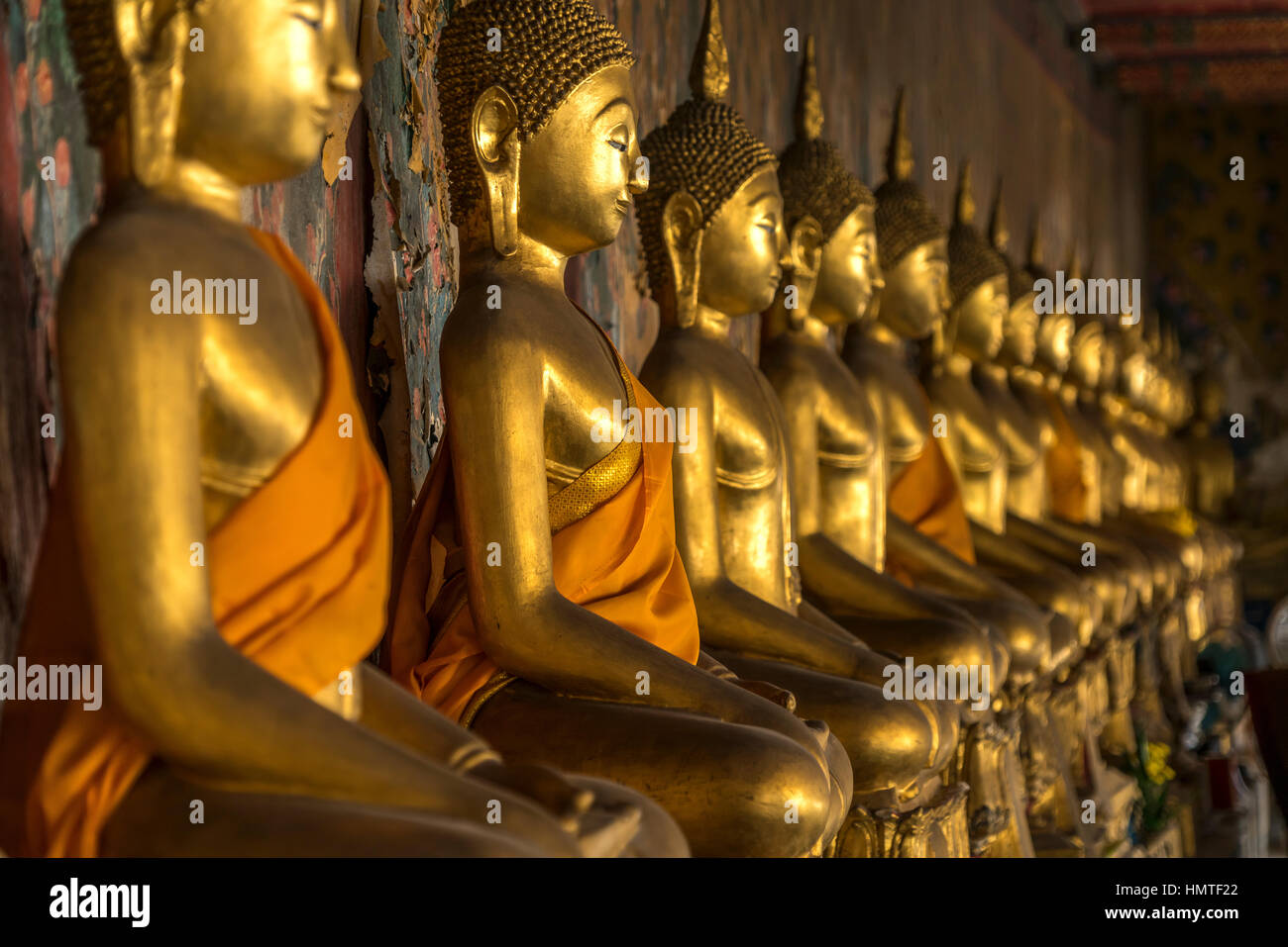 Reihe mit goldenen Buddha Statuen, Wat Arun, Bangkok, Thailand, Asien  |   row of golden Buddha Statues,  Wat Arun, Bangkok, Thailand, Asia Stock Photo