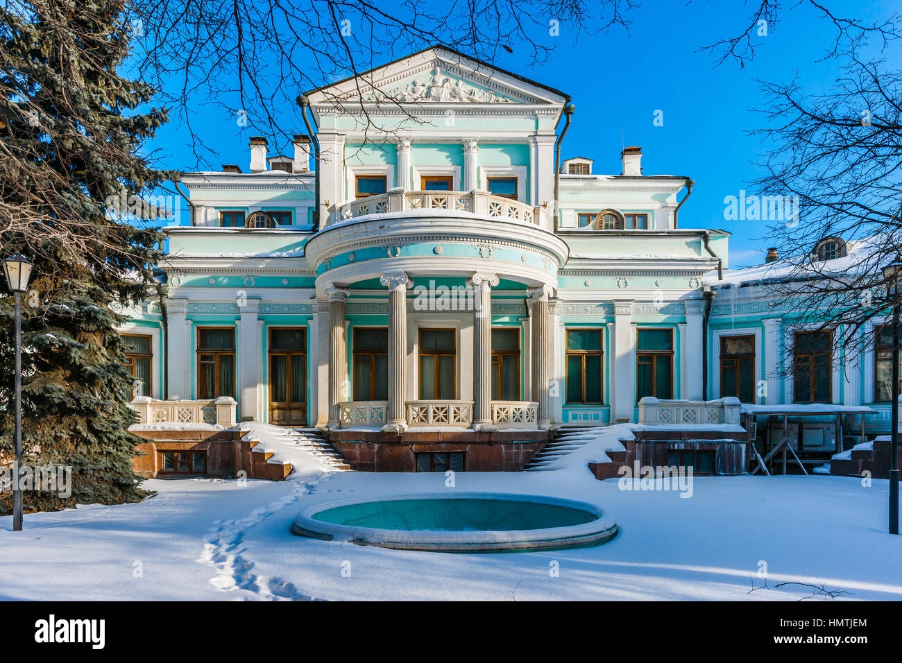 Moscow, Russia. 5th Feb, 2017. Margarita Morozova mansion on Smolensky boulevard of the Garden Ring. Built circa 1879. Moscow heritage-listed building. Now belongs to a bank. Cold but sunny and quiet Sunday in Moscow. Offices along the Garden Ring are closed and no heavy traffic. The temperature is about -10 degrees Centigrade (about 14F), so people prefer to stay at home. © Alex's Pictures/Alamy Live News Stock Photo