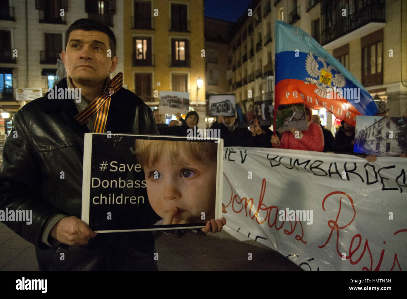Madrid, Spain. 5th Feb, 2017. A man protests against bombings in Donbass by the Ukrainian army and for the participation by military units and experts from NATO countries. Credit: Marcos del Mazo/Alamy Live News Stock Photo