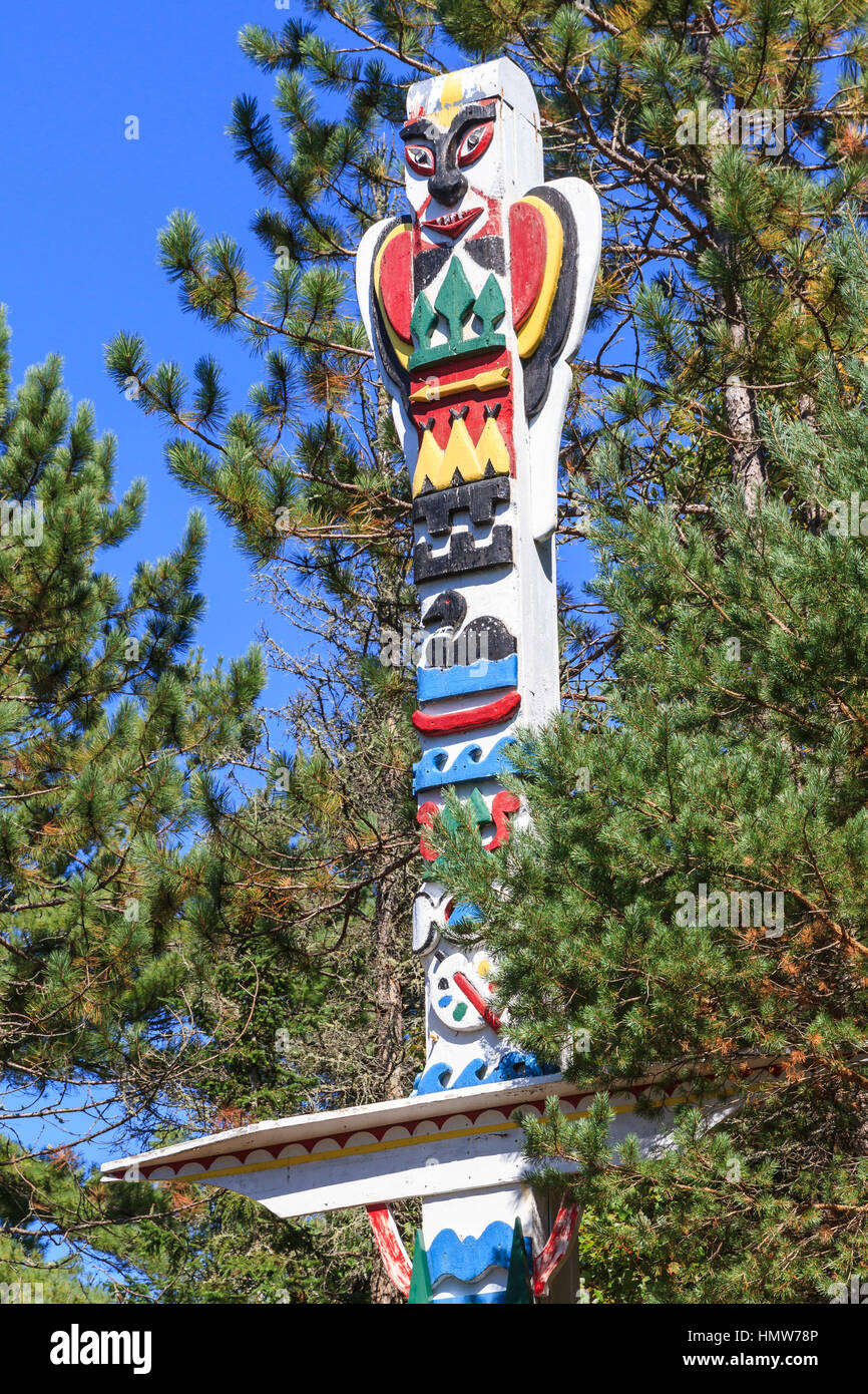 Totem pole, memorial for artist Tom Thomson, Canoe Lake, Algonquin