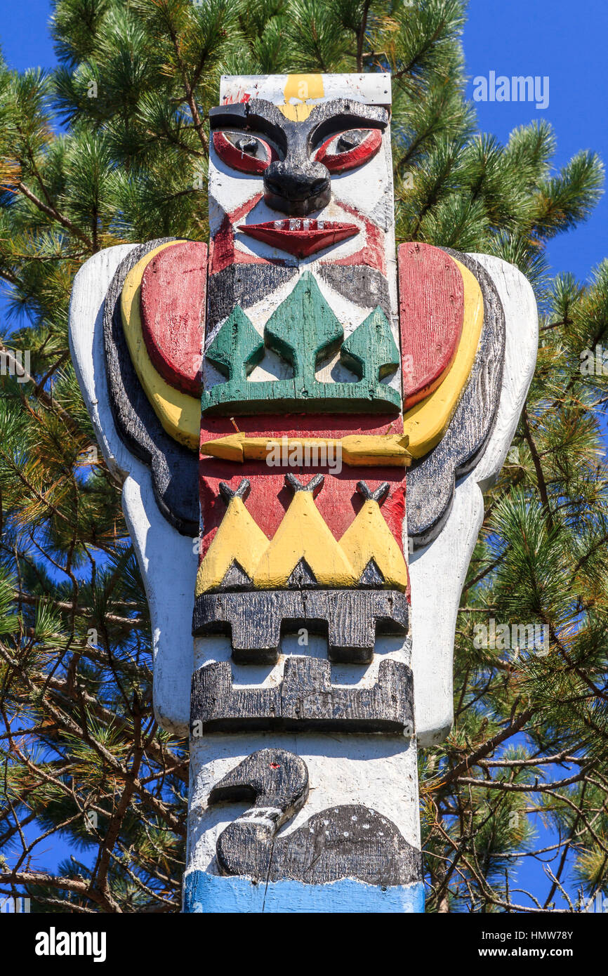 Totem pole, memorial for artist Tom Thomson, Canoe Lake, Algonquin