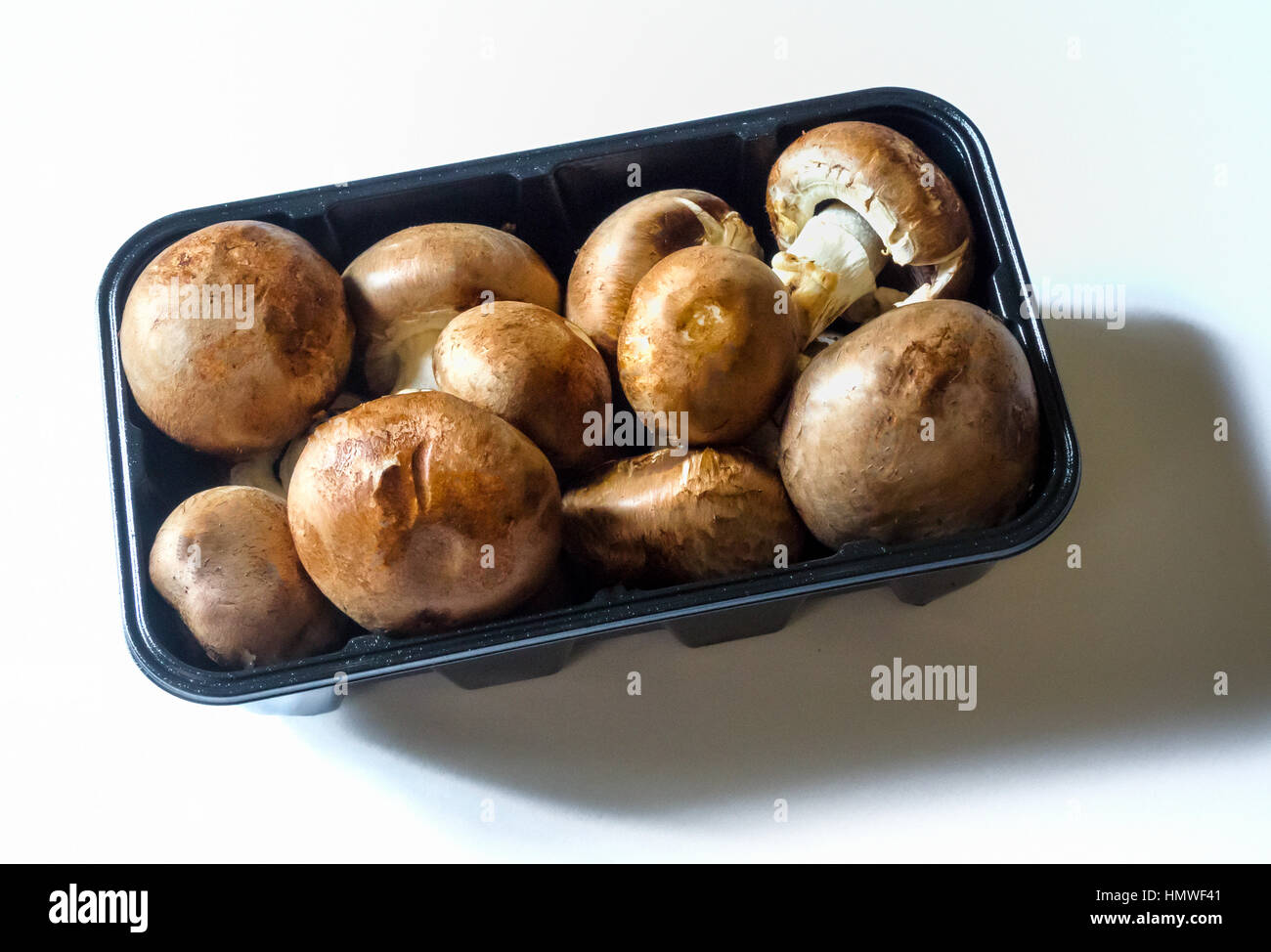 Baby bella mushrooms Stock Photo - Alamy