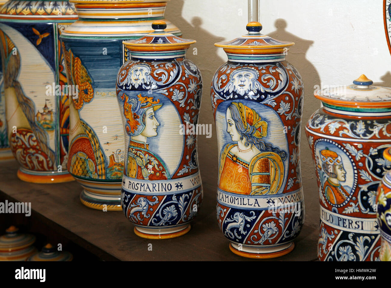 Italy Umbria Deruta potters shops: ceramic objects Exhibitions Stock Photo