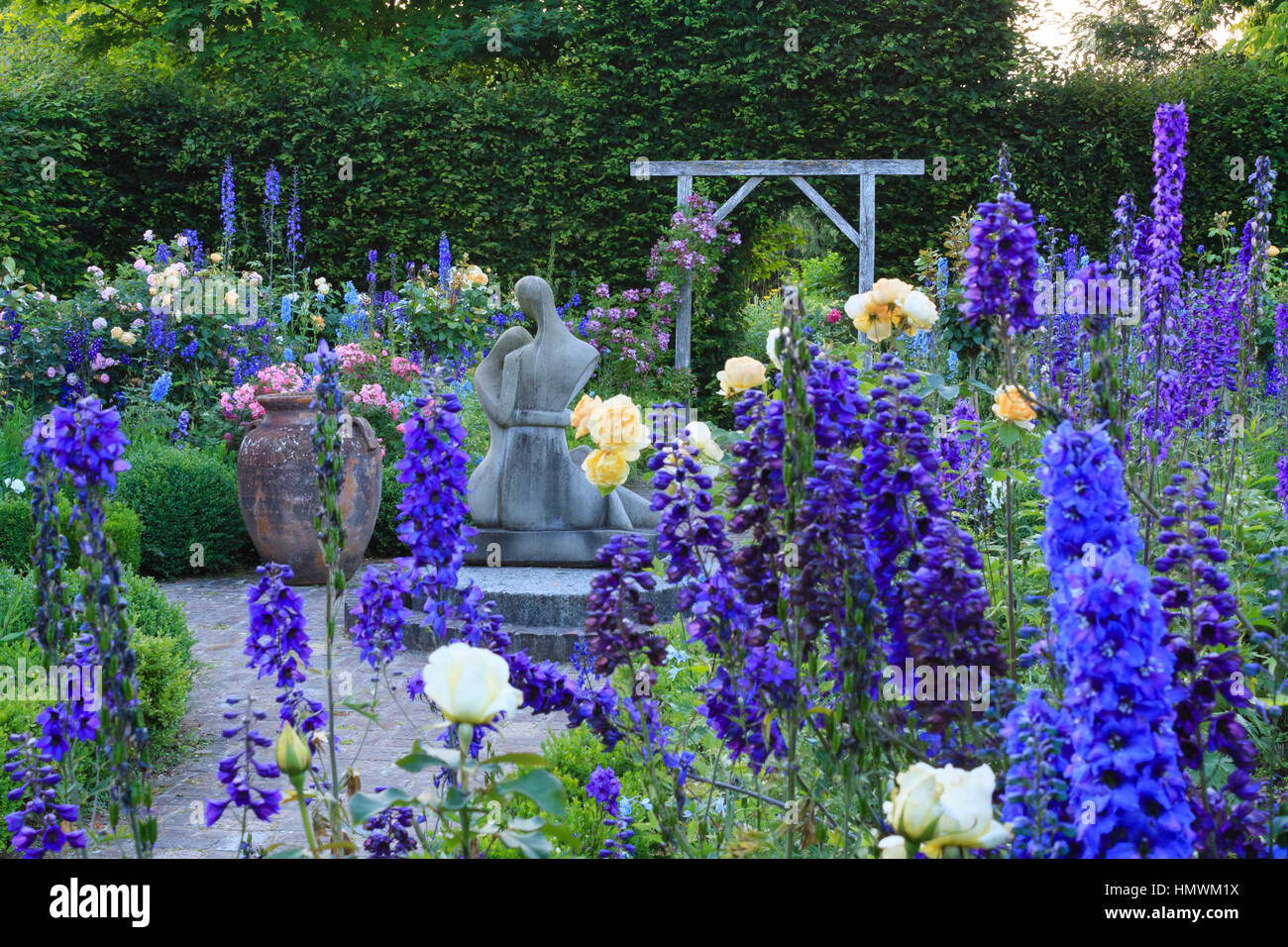 Jardins du pays d'Auge, Normandy, France, here, 'jardin de l'amour courtois' with trimmed boxes Delphinium, roses Stock Photo