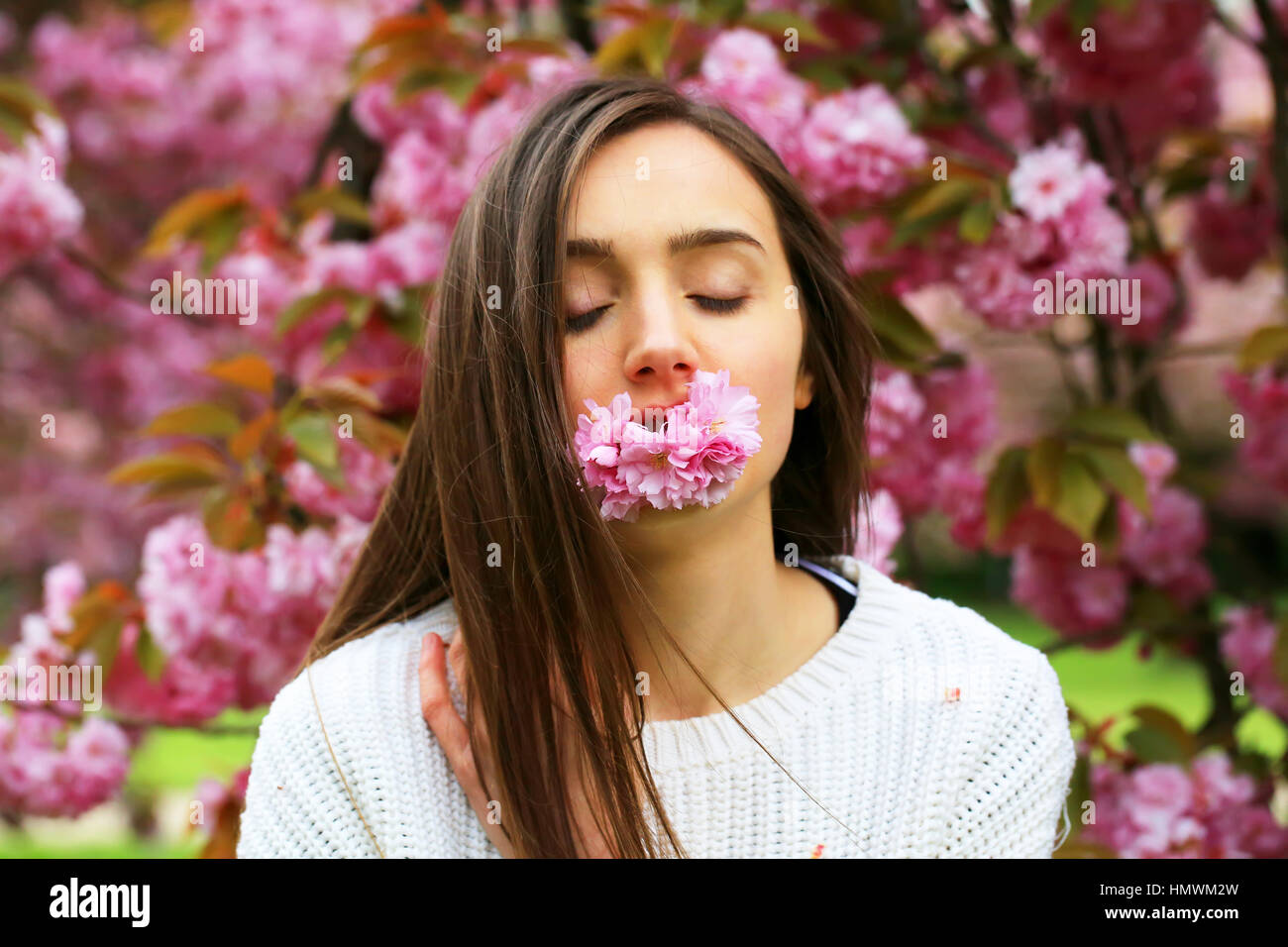 Happy beautiful young teenage girl in blossom park Stock Photo - Alamy