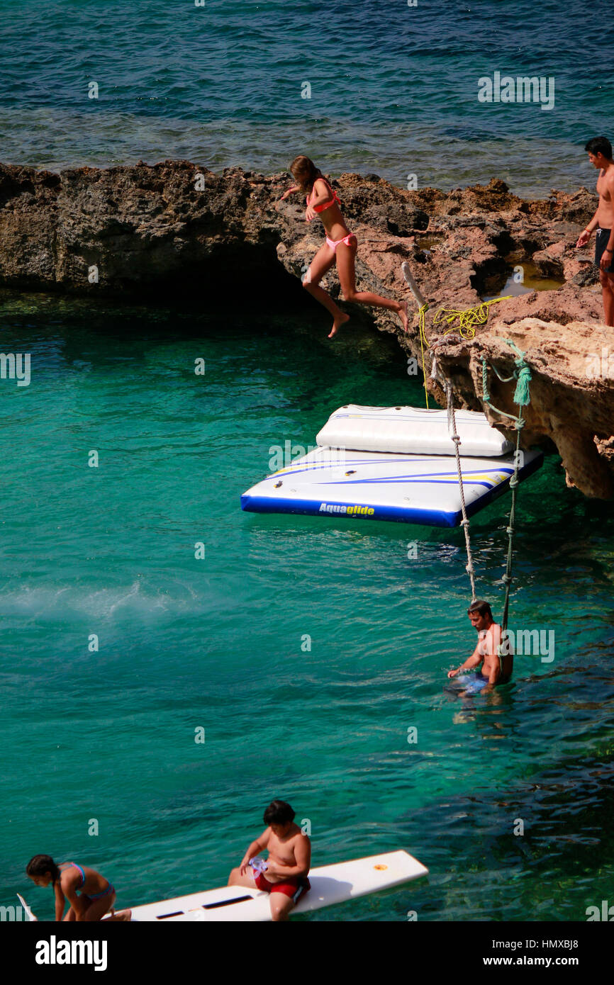 Badende springen ins Mittelmeer, Ibiza, Spanien. Stock Photo