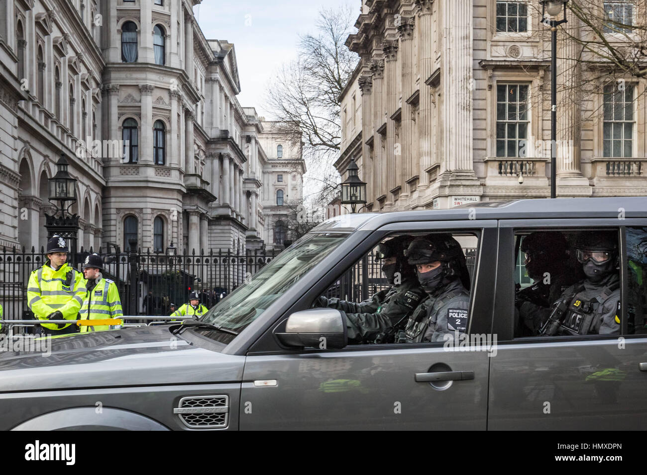 London, UK. 6th February, 2017. Armed Met counter-terror firearms unit arrives at Downing Street just ahead of Prime Minister of Israel Benjamin Netanyahu’s visit © Guy Corbishley/Alamy Live News Stock Photo