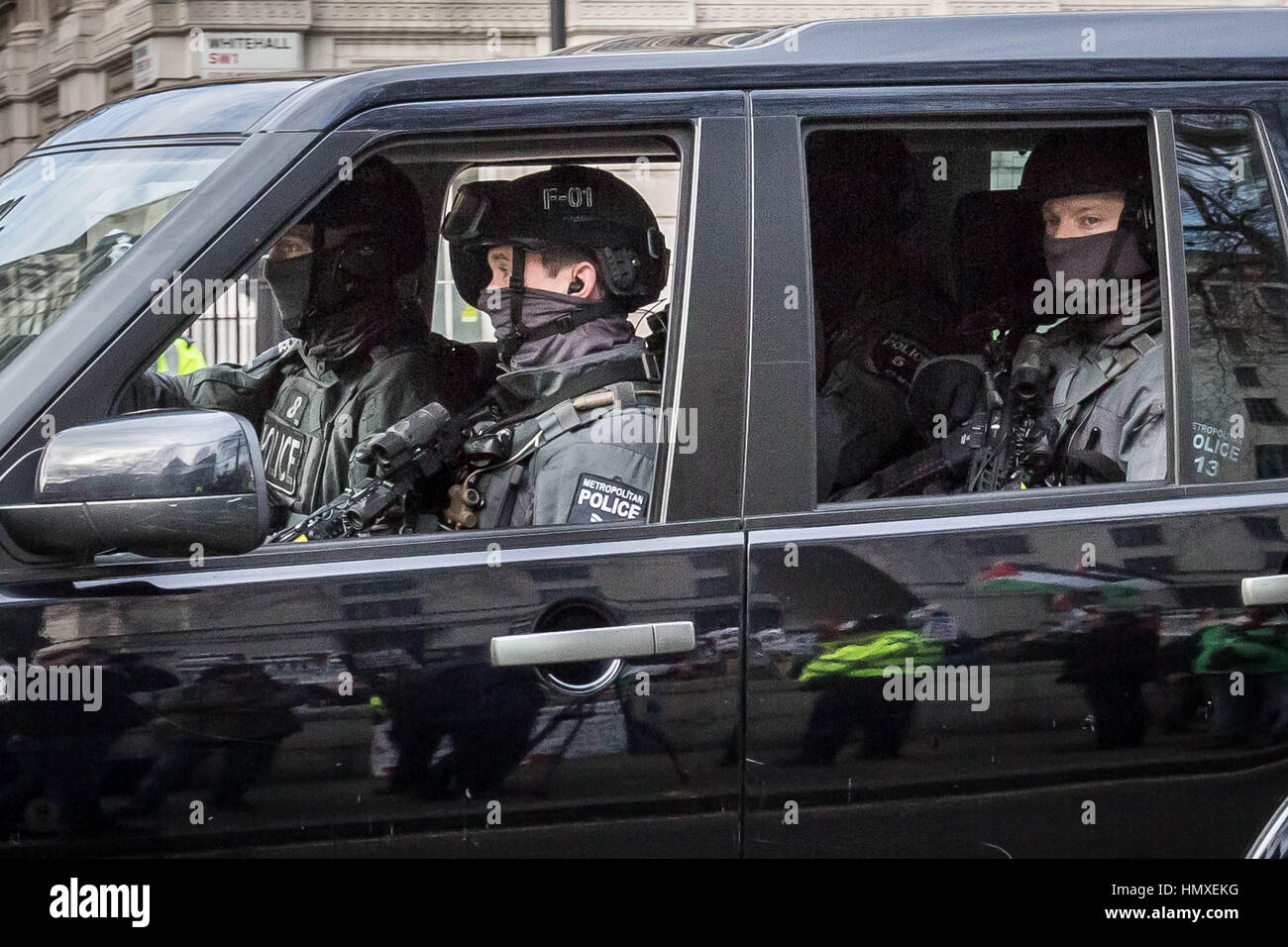 London, UK. 6th February, 2017. Armed Met counter-terror firearms unit arrives at Downing Street just ahead of Prime Minister of Israel Benjamin Netanyahu’s visit © Guy Corbishley/Alamy Live News Stock Photo