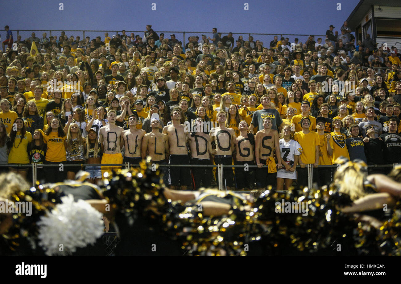 Davenport, Iowa, USA. 23rd Sep, 2016. Bettendorf cheerleaders and fans