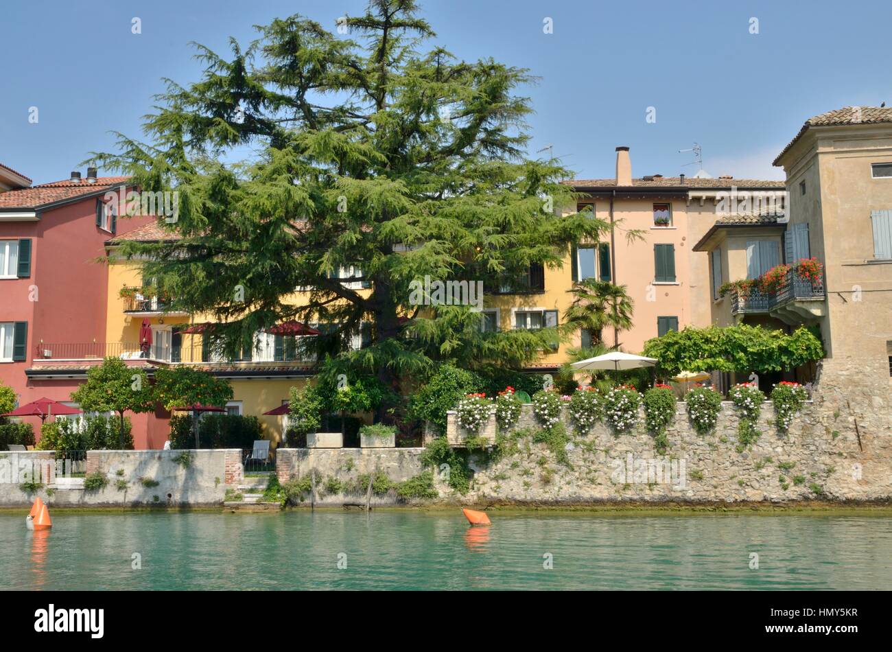 houses-at-the-lakeside-of-sirmione-on-lake-garda-italy-stock-photo-alamy